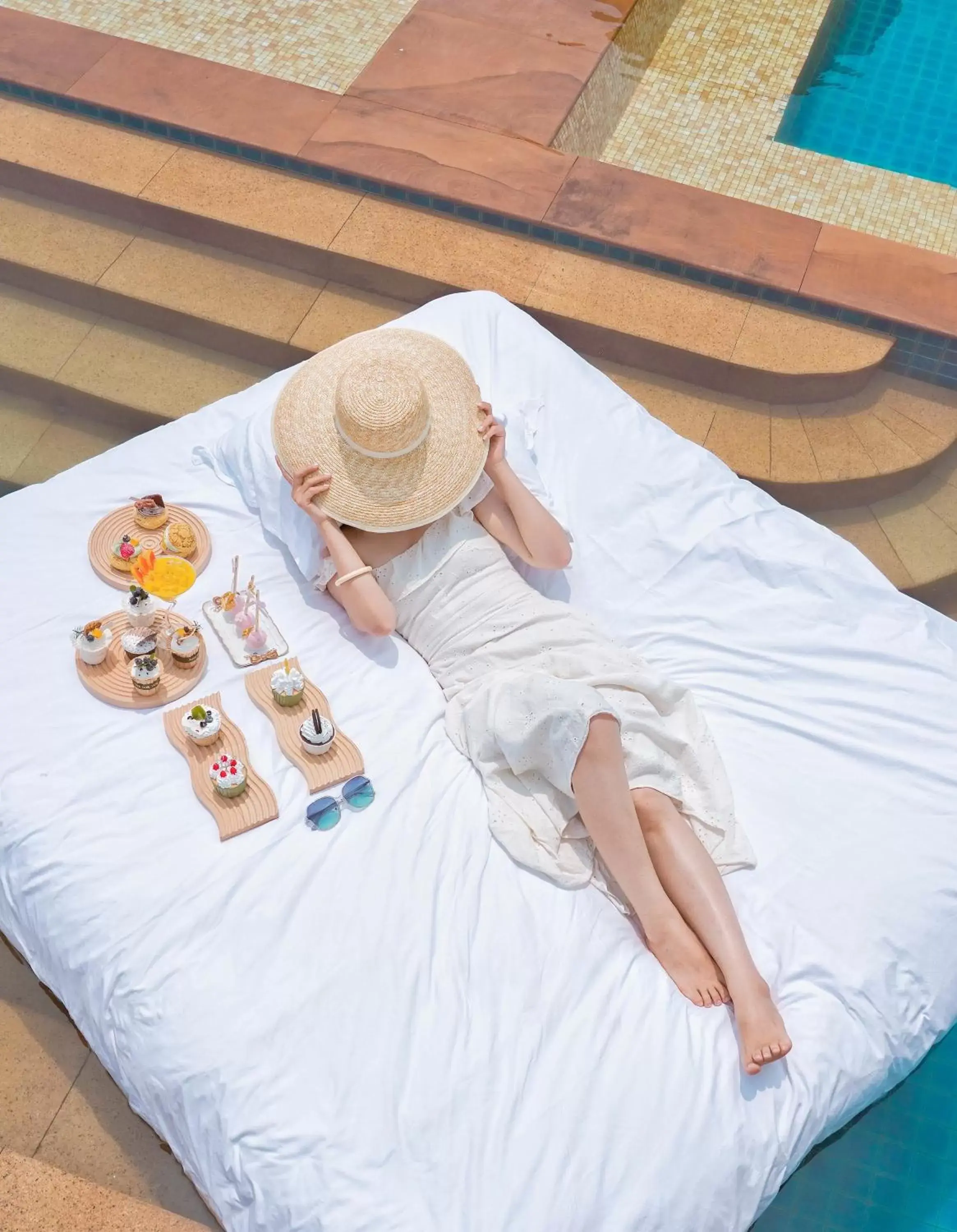 Swimming pool, Bed in Pullman Sanya Yalong Bay Villas & Resort