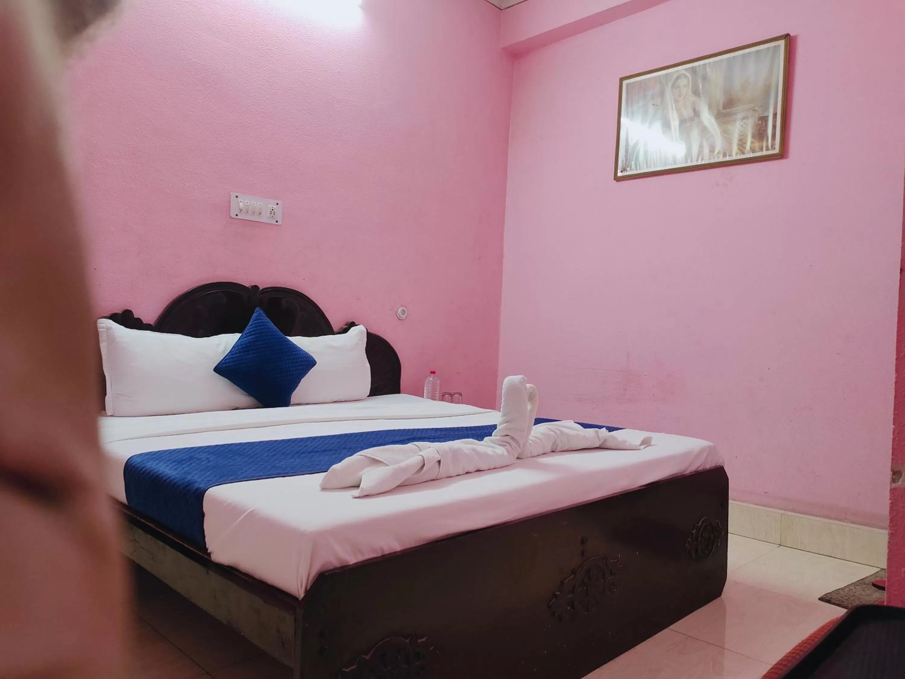 Bedroom, Bed in The Maurvi Inn