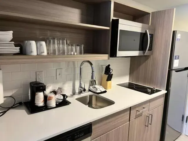 Kitchen or kitchenette, Kitchen/Kitchenette in MainStay Suites Horsham - Philadelphia