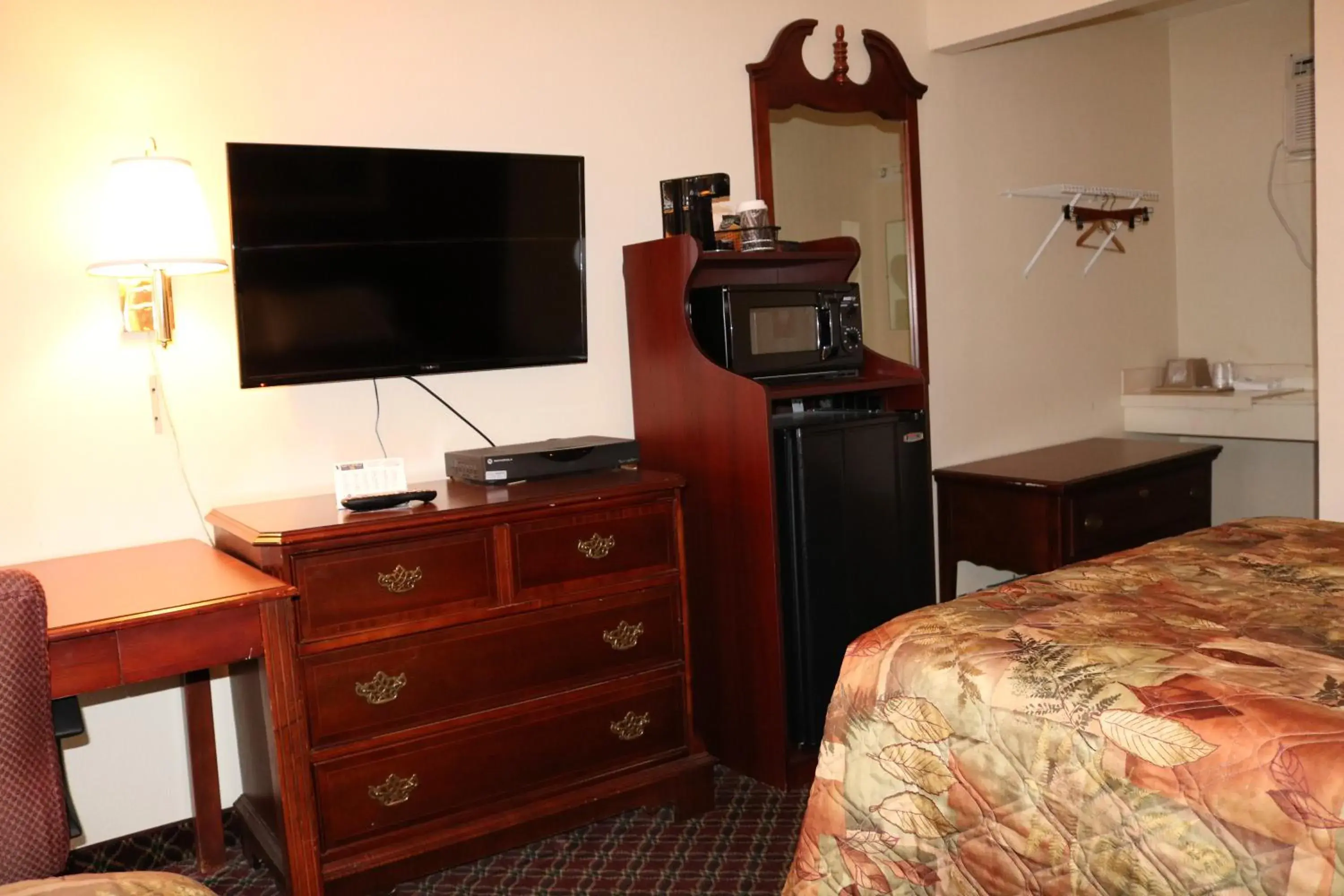 Bedroom, TV/Entertainment Center in Battlefield Inn Springfield