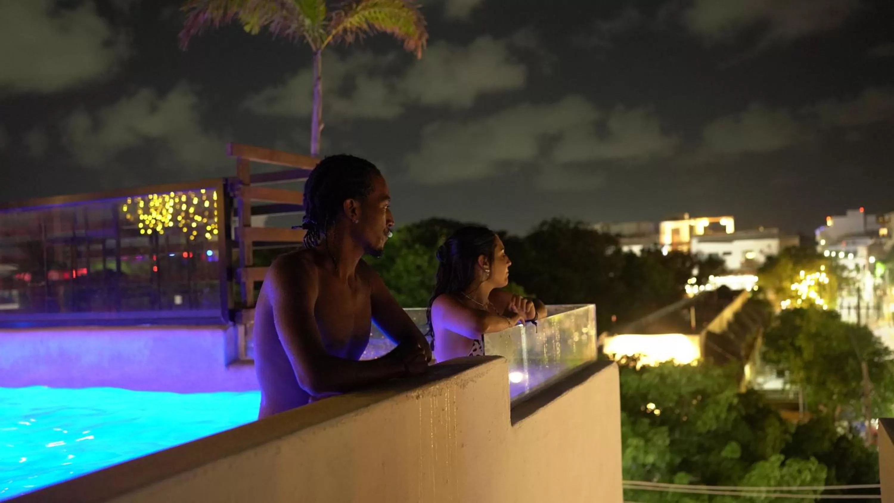 Night in Maui hostel playa del carmen