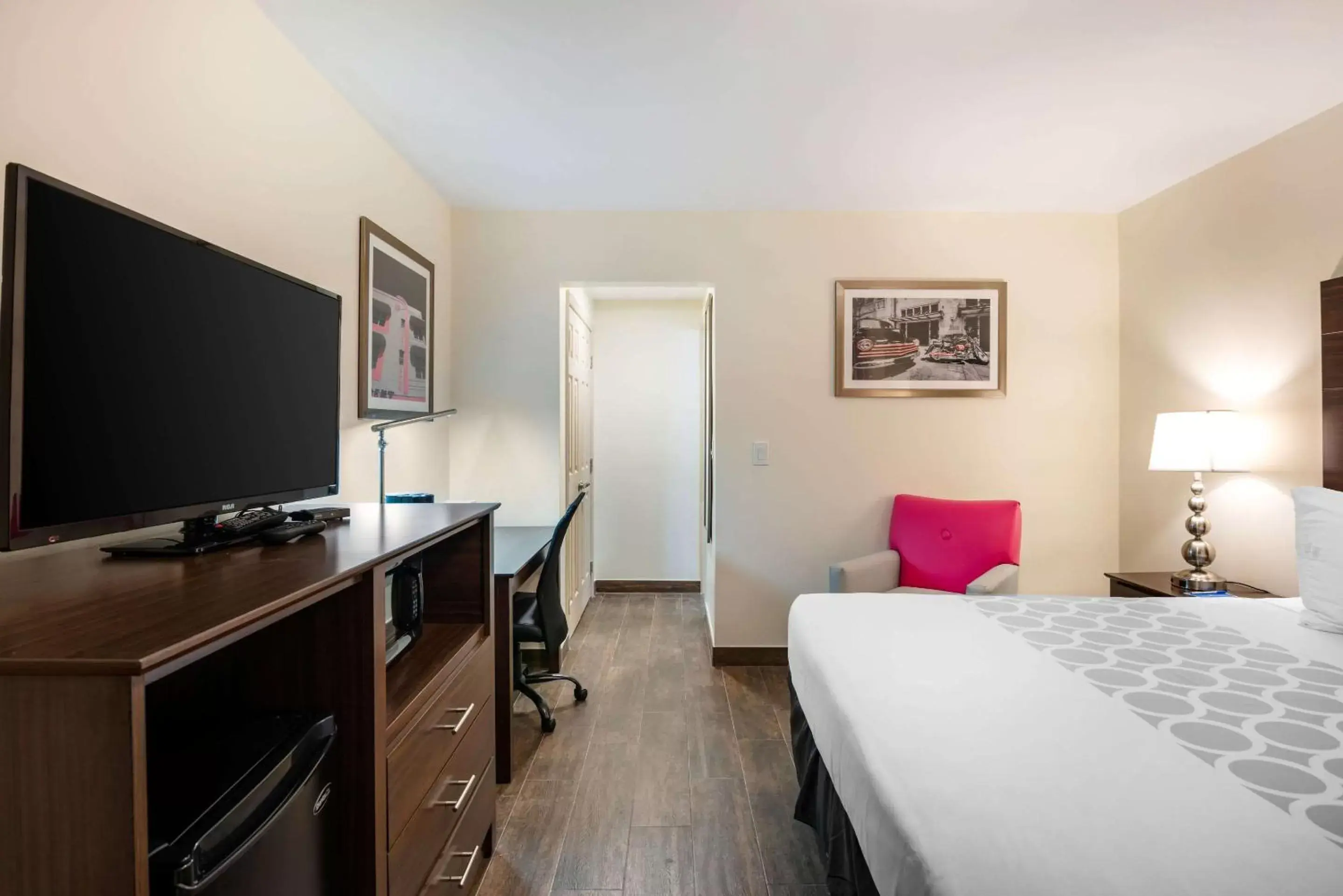 Photo of the whole room, Bed in Rodeway Inn Hollywood Photo of the whole room, Bed in Rodeway Inn Hollywood