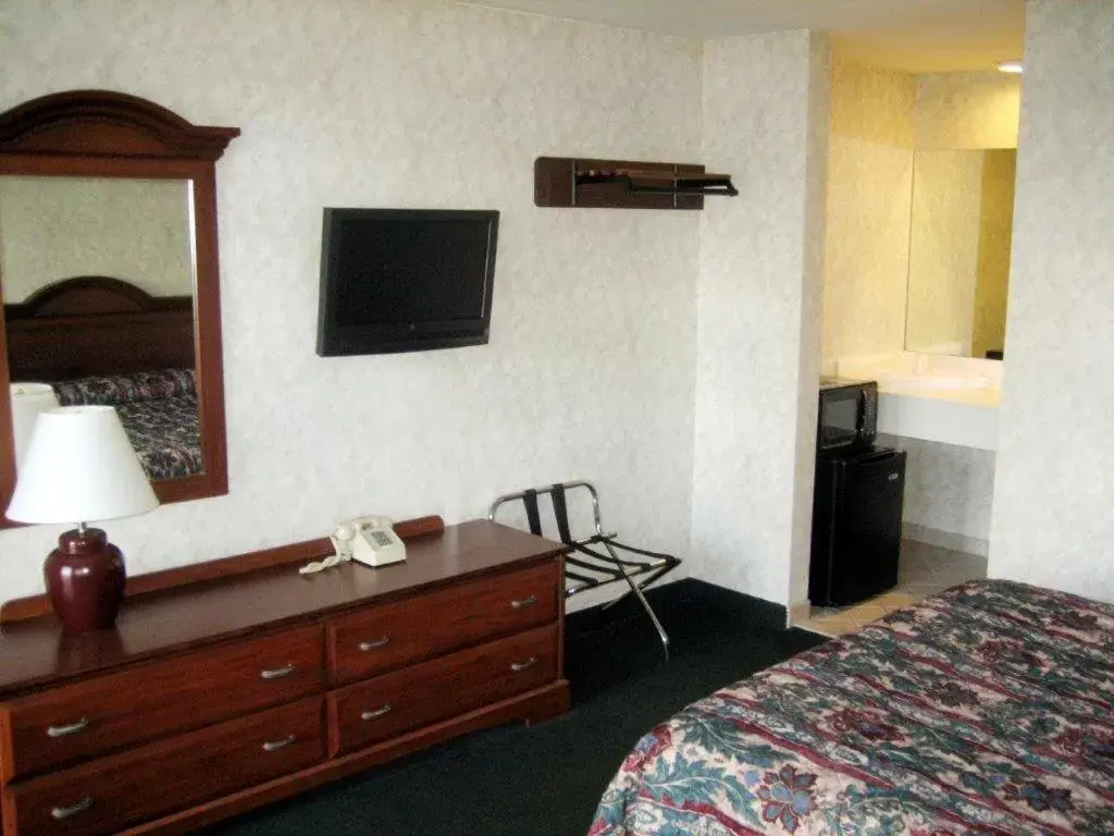 Bedroom, TV/Entertainment Center in Fair Motel