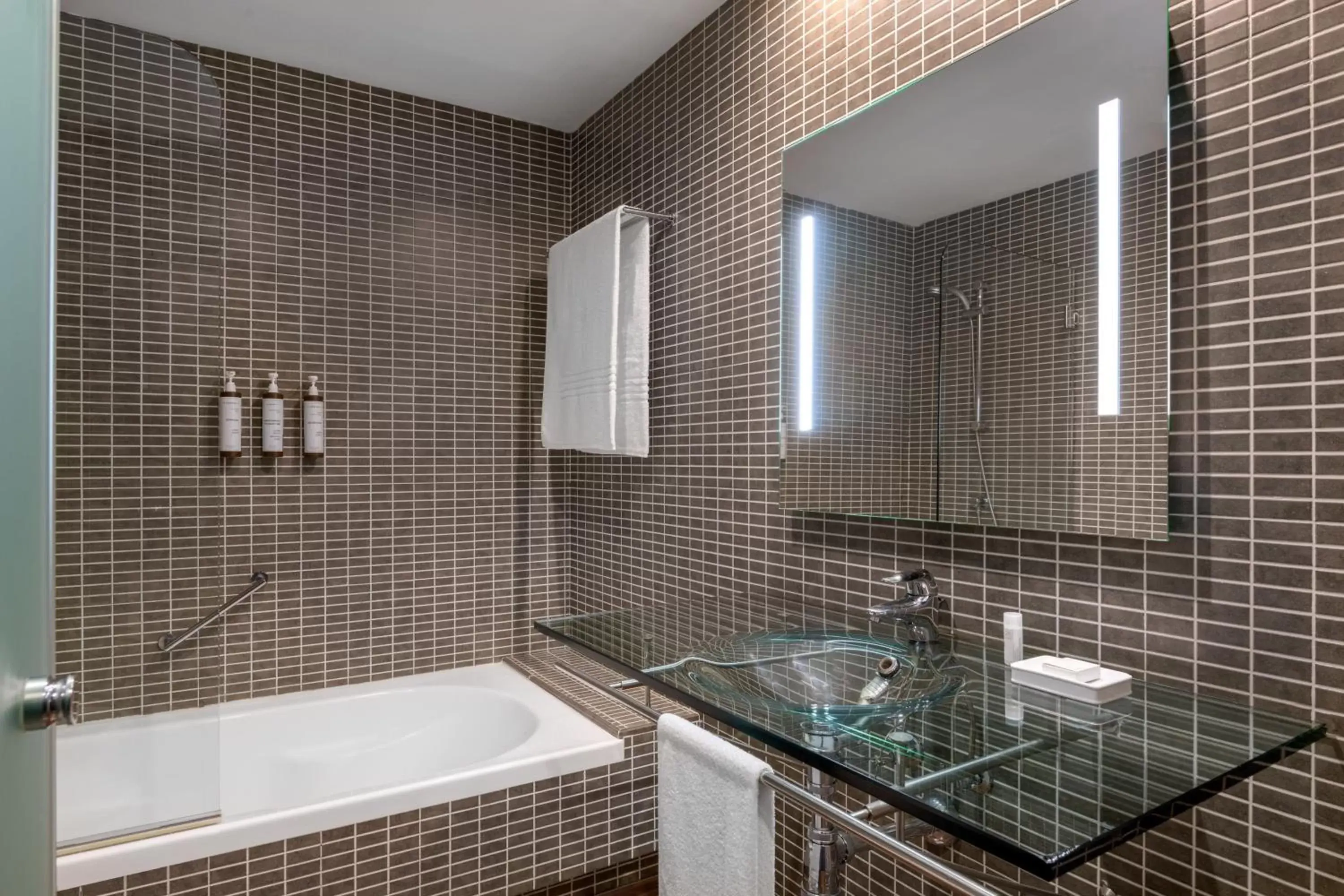 Photo of the whole room, Bathroom in AC Hotel Coslada Aeropuerto by Marriott
