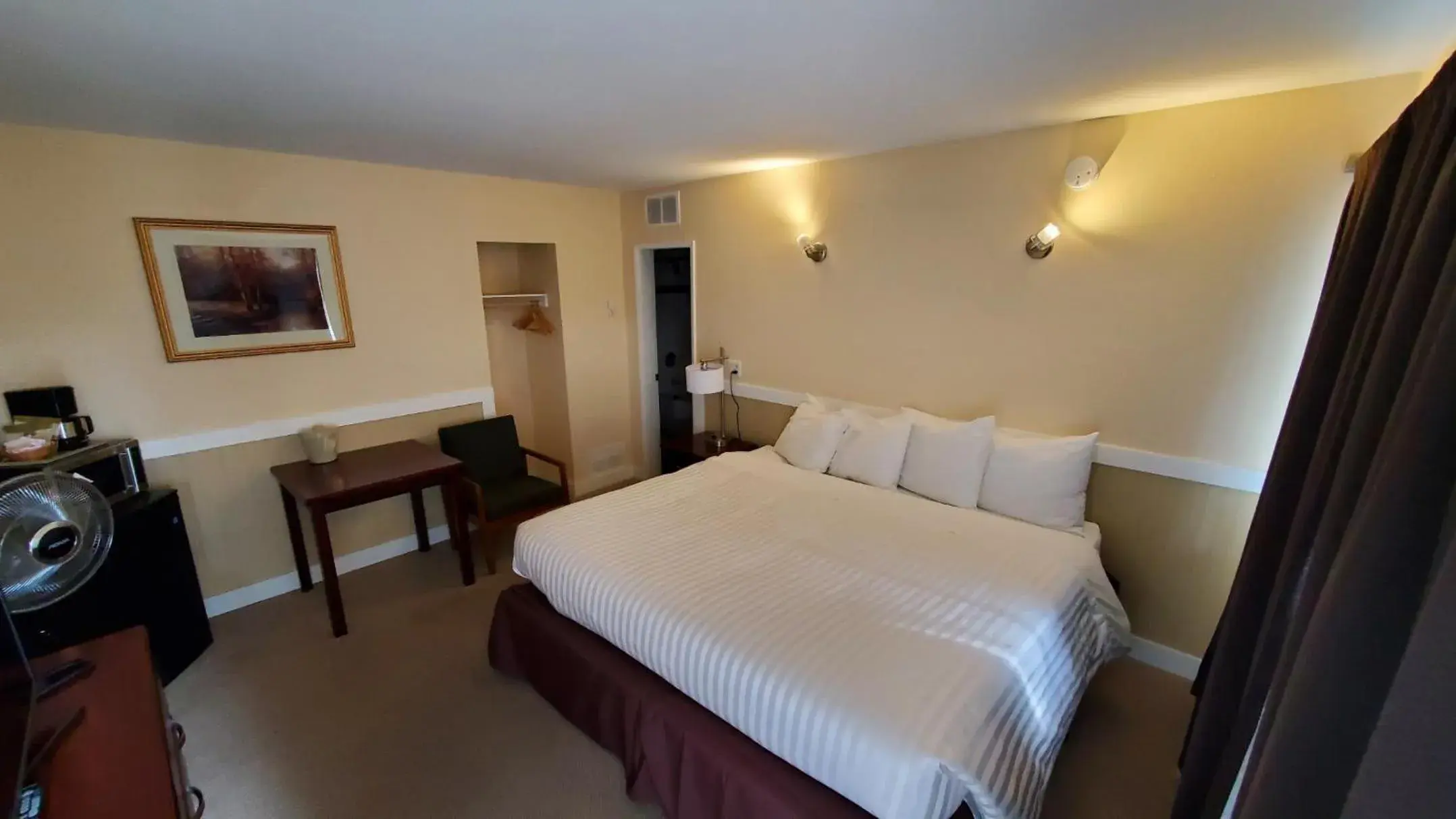 Bed in Comox Valley Inn & Suites