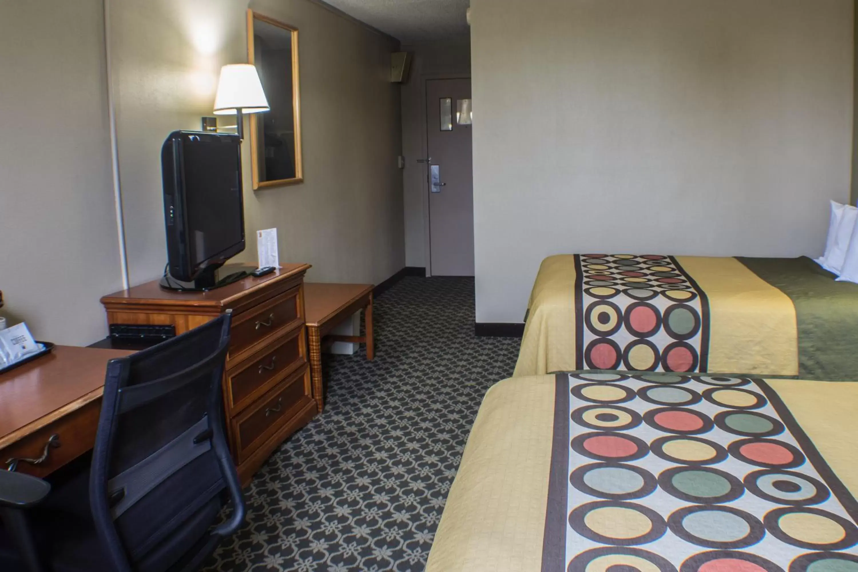 TV and multimedia, Bed in Super 8 by Wyndham Erie/I 90