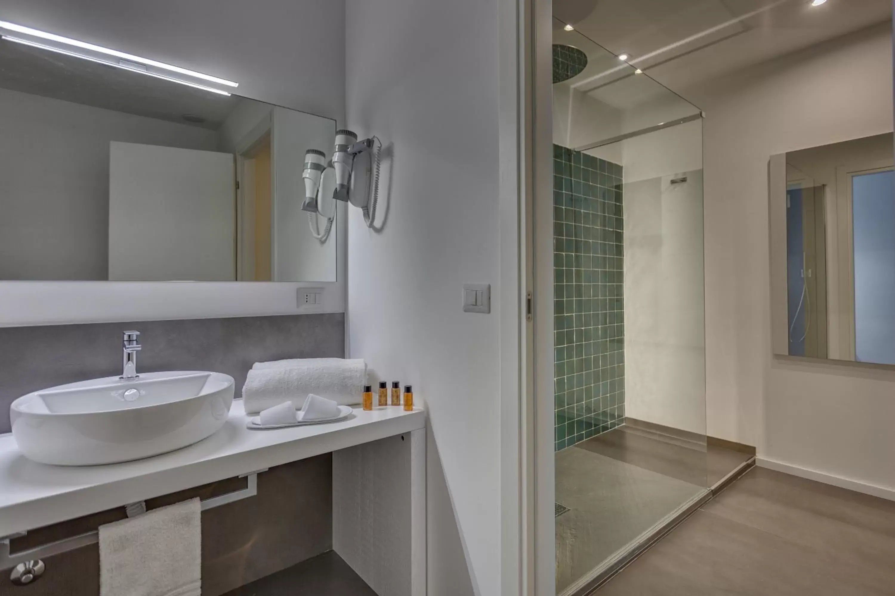 Shower, Bathroom in Navona Theatre Hotel
