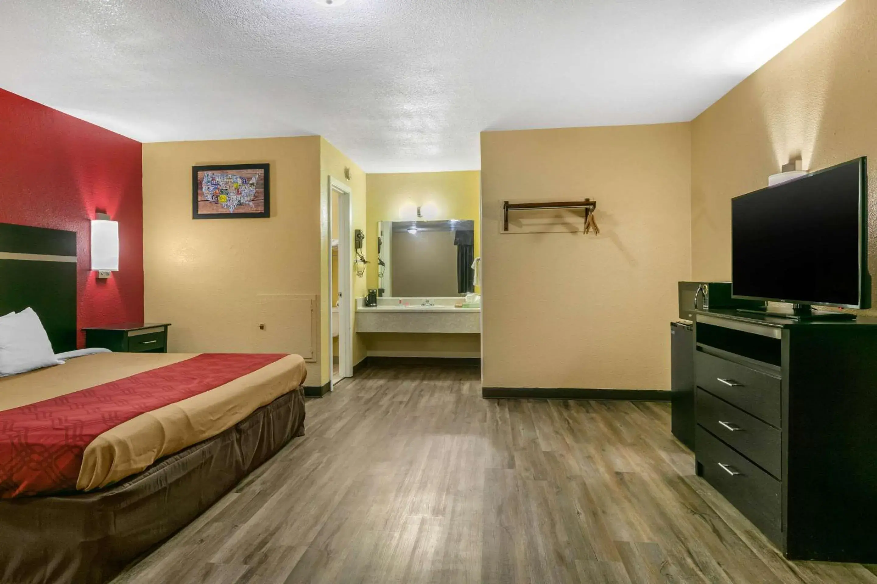 Photo of the whole room, TV/Entertainment Center in Econo Lodge Jonesboro