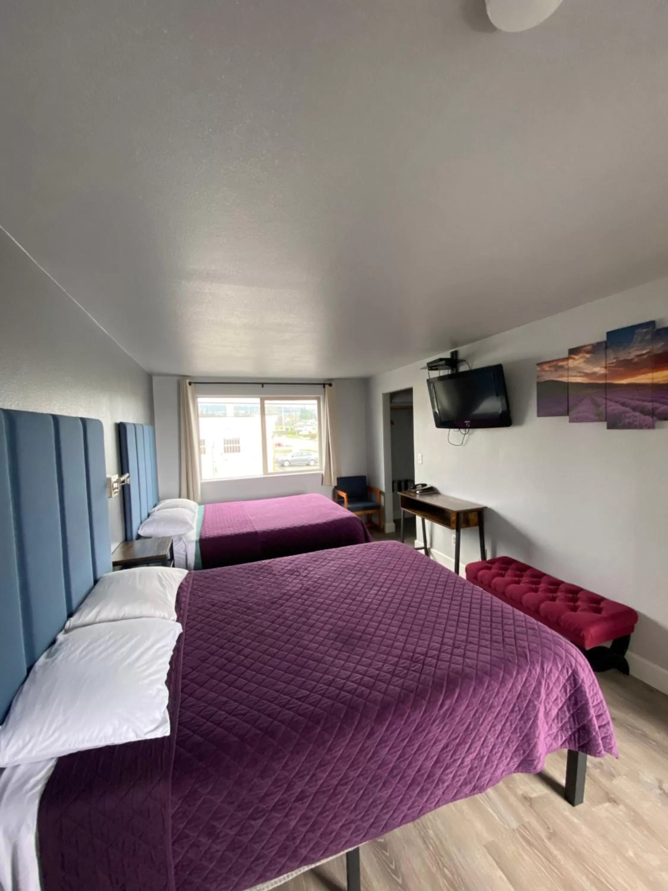 Bed in Aircrest Motel