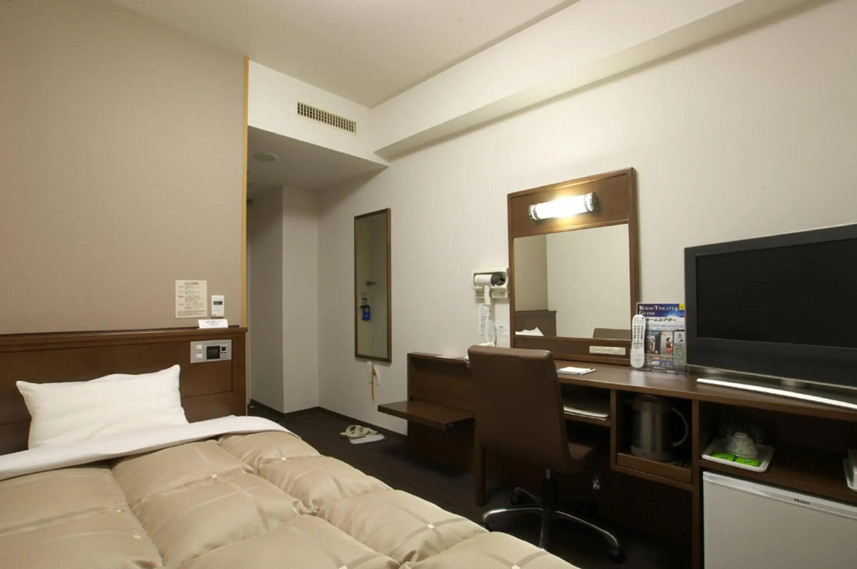 Bed, TV/Entertainment Center in Hotel Route Inn Sapporo Ekimae Kita-Guchi