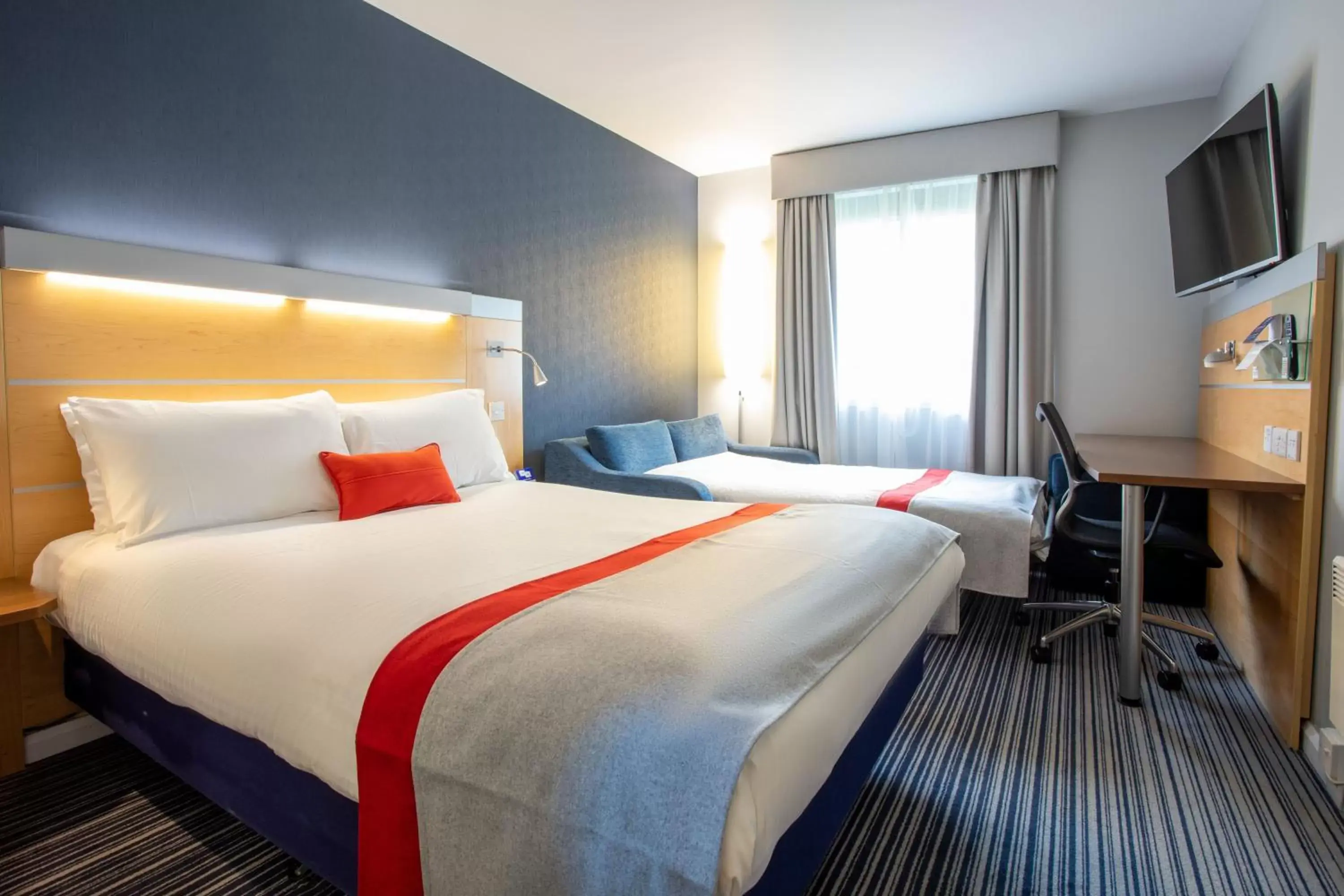 Standard Double Room with Sofa Bed and Free Hot Breakfast in Holiday Inn Express Dunfermline by IHG Standard Double Room with Sofa Bed and Free Hot Breakfast in Holiday Inn Express Dunfermline by IHG
