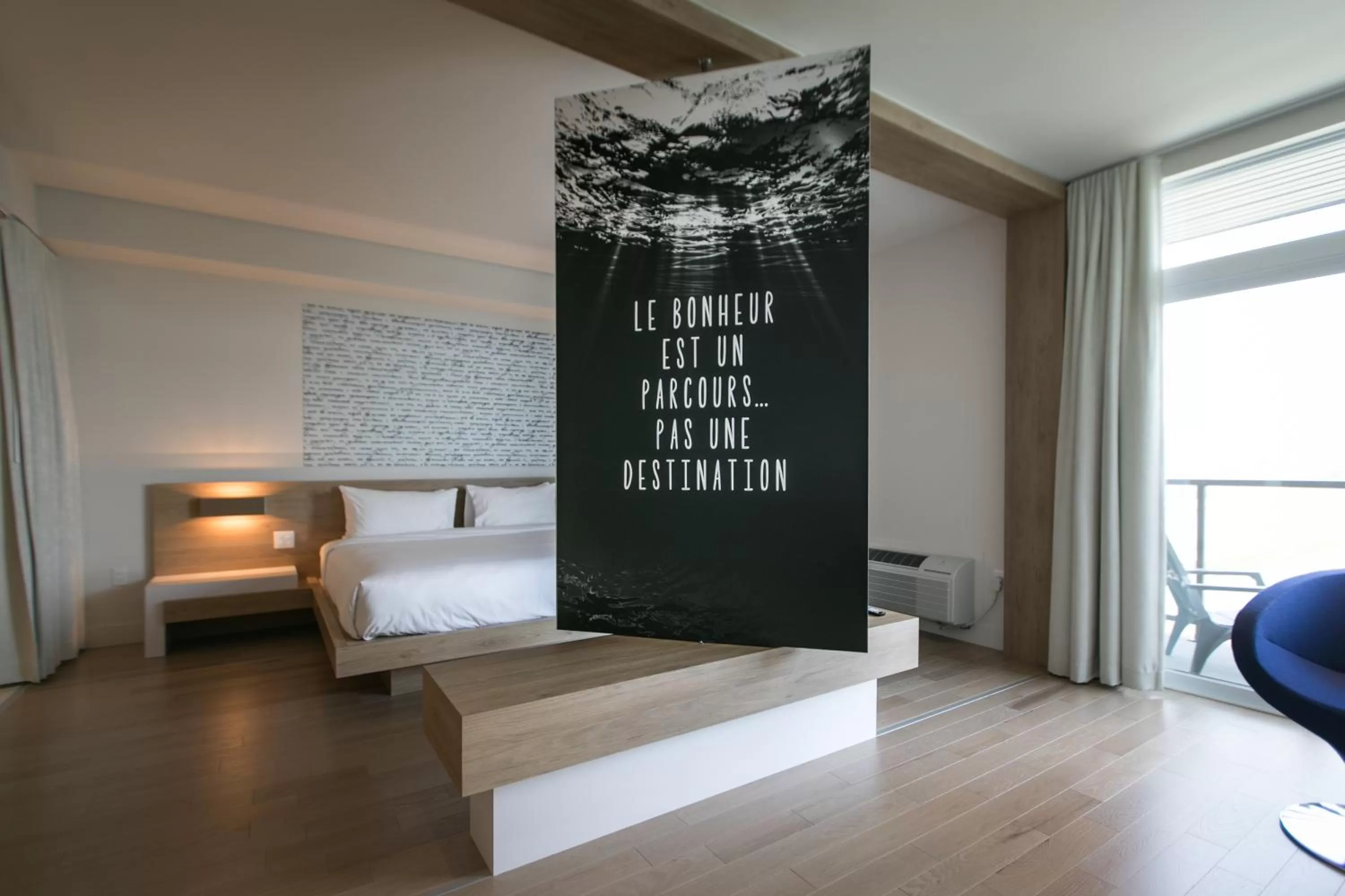 Balcony/Terrace, Bed in Hôtel du Domaine, centre de villégiature et de congrès