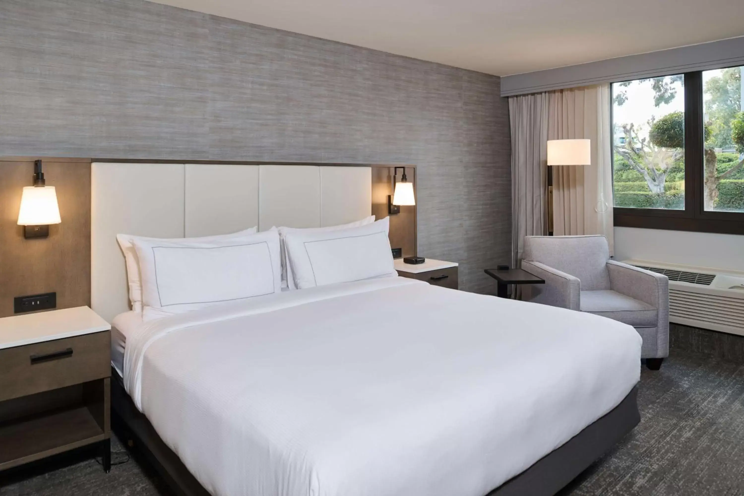 King Room with Accessible Tub - Mobility and Hearing Access in Doubletree by Hilton Buena Park King Room with Accessible Tub - Mobility and Hearing Access in Doubletree by Hilton Buena Park