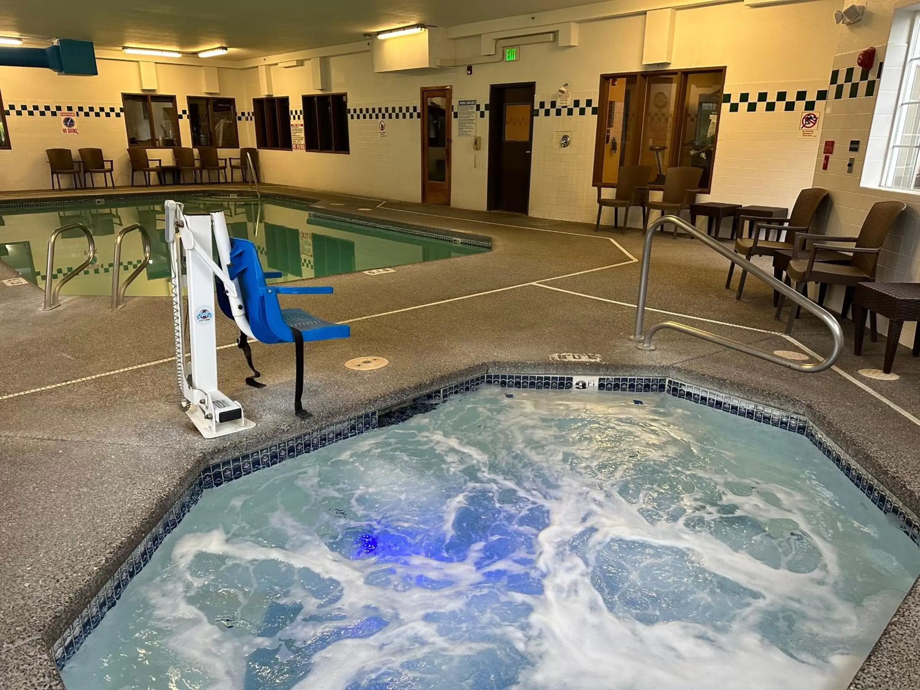 Hot Tub, Swimming Pool in Best Western Columbia River Waterfront Hotel Astoria