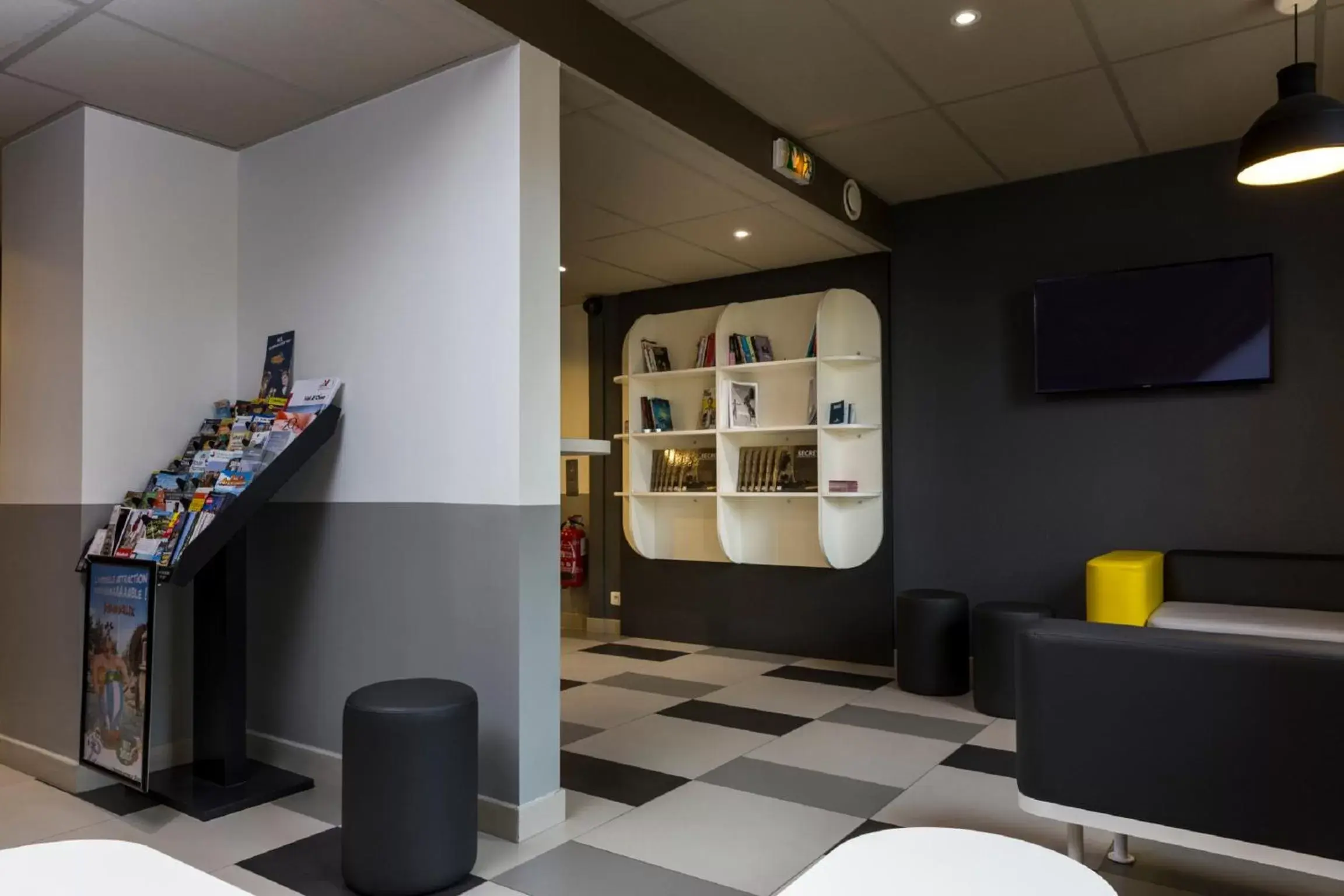 Communal lounge/ TV room, Lounge/Bar in Premiere Classe Roissy Aéroport Charles De Gaulle