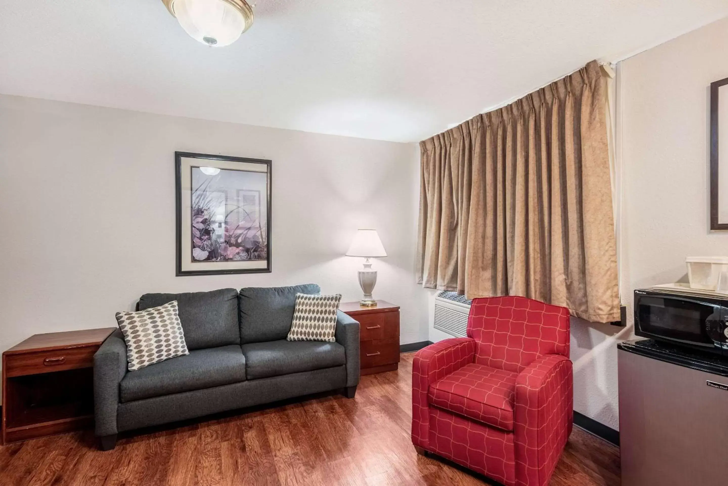 Photo of the whole room, Seating Area in Econo Lodge Canon City