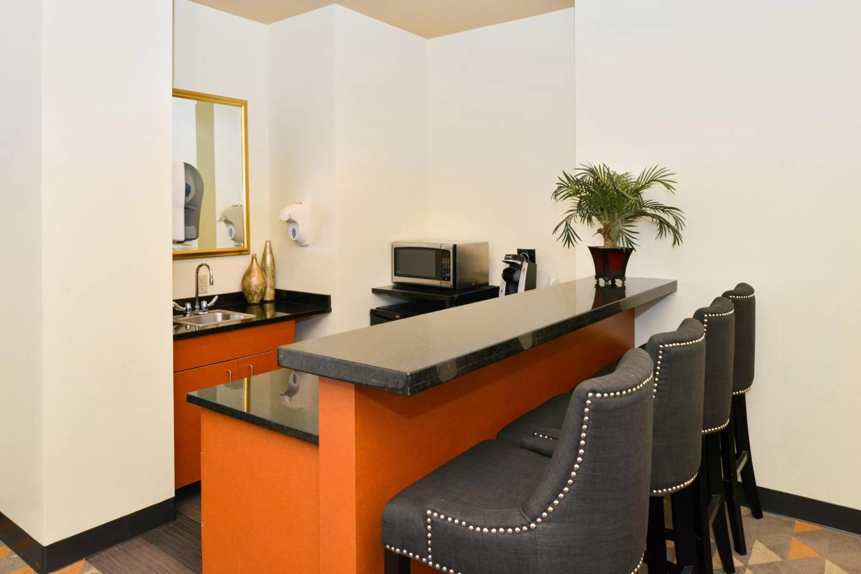 Photo of the whole room in Holiday Inn Kansas City Airport by IHG