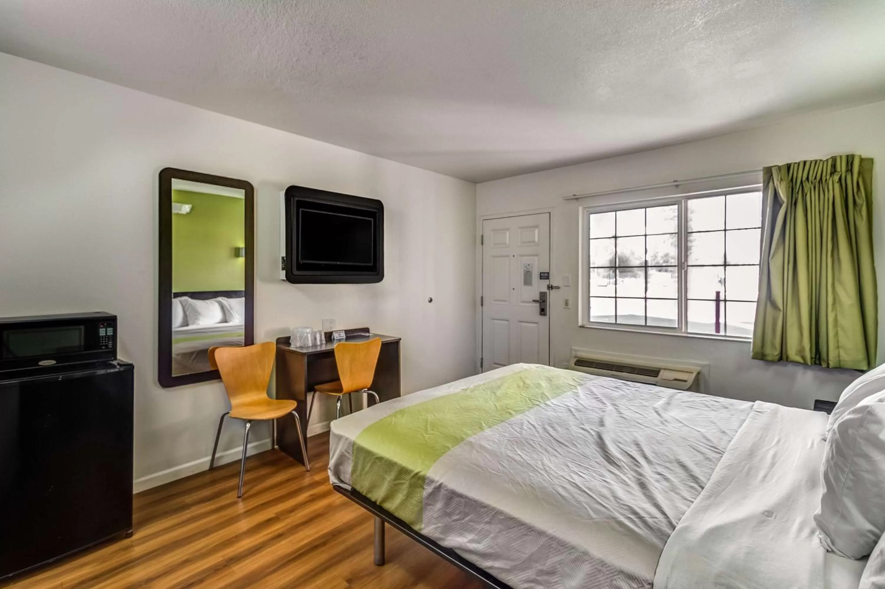 TV and multimedia, Bed in Motel 6-Visalia, CA