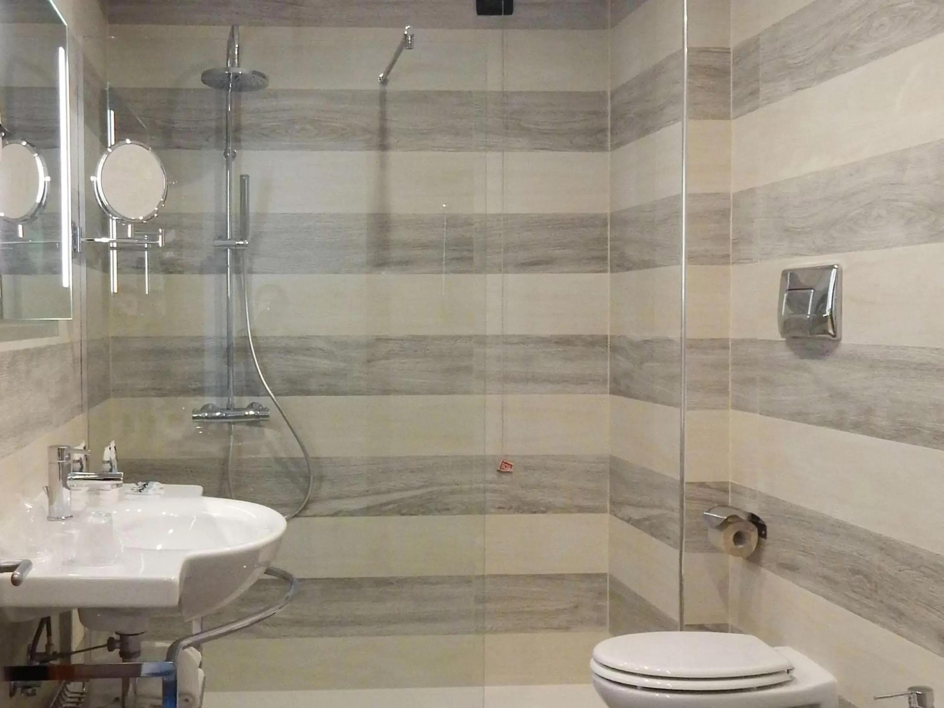 Photo of the whole room, Bathroom in Mercure Leonardo da Vinci Rome Airport