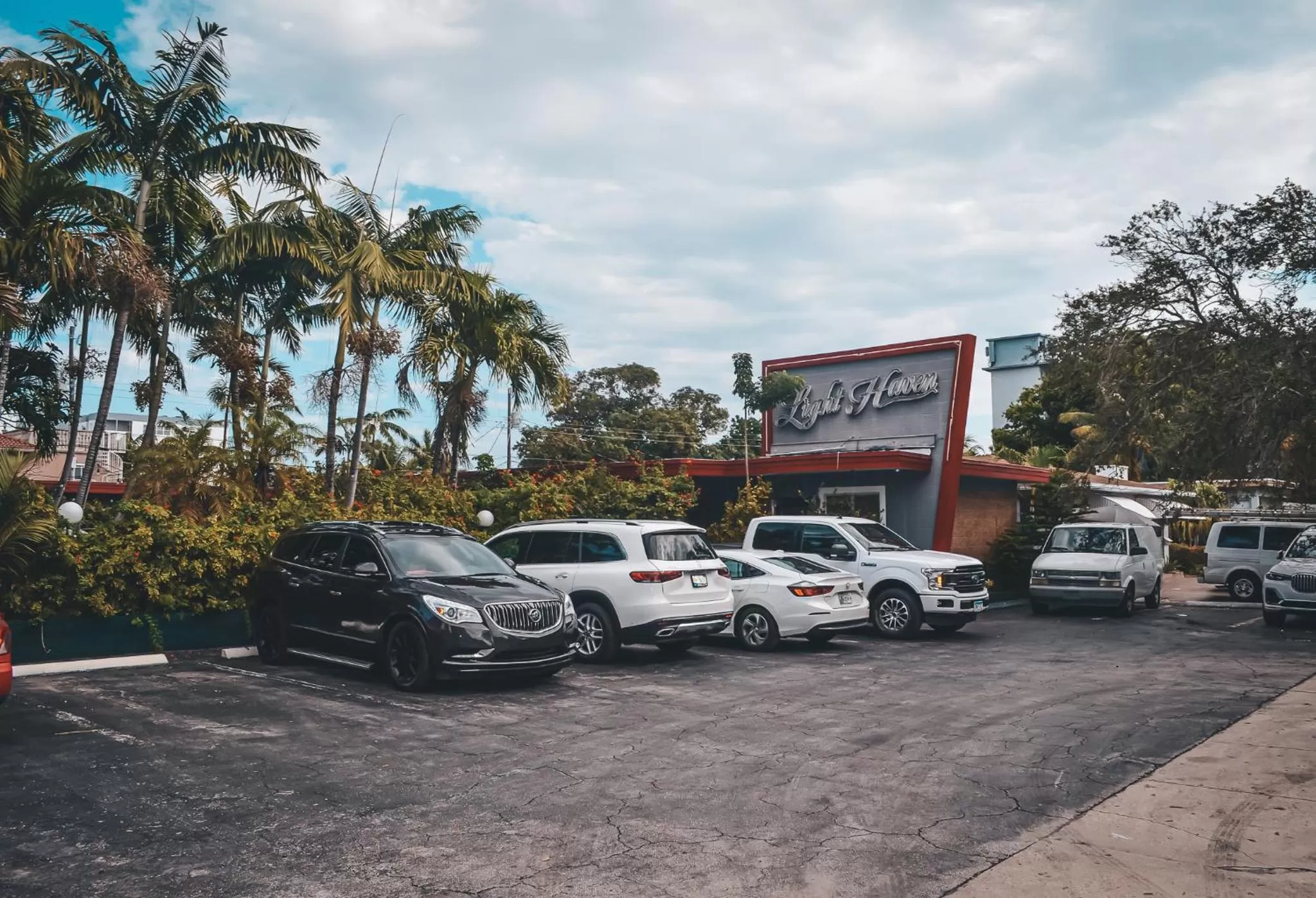 Property building in Hollywood Light Haven Lodge
