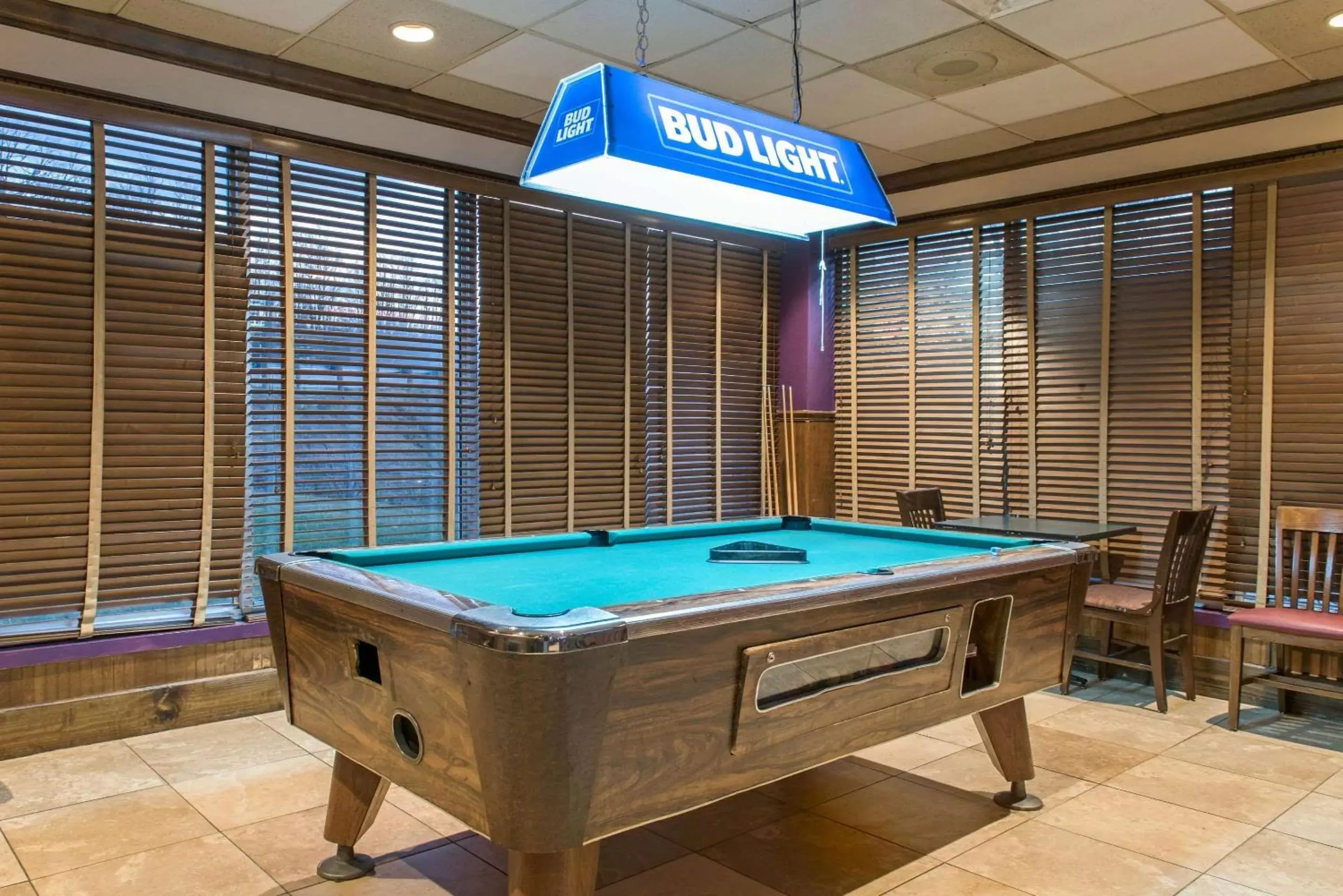 Restaurant/places to eat, Billiards in Clarion Inn Dayton Airport