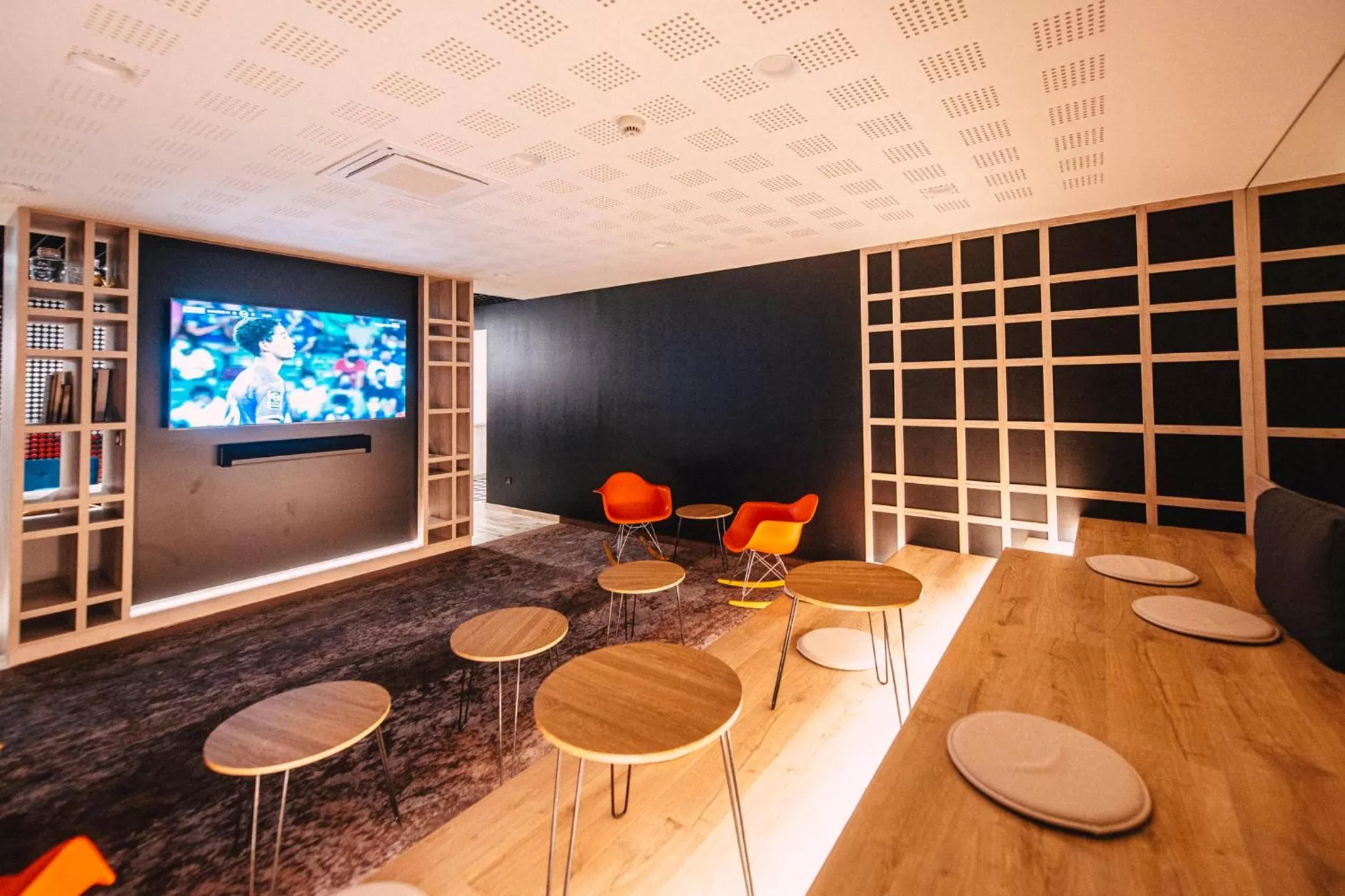 Communal lounge/ TV room in ibis Haguenau Strasbourg Nord