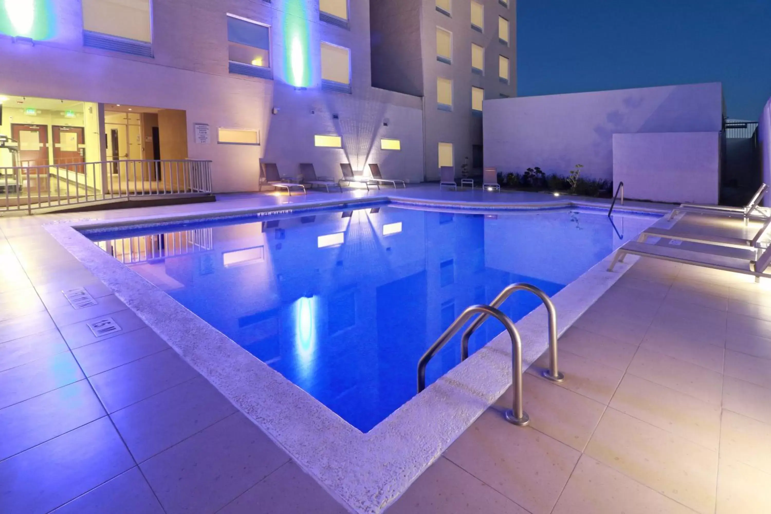 Swimming Pool in Holiday Inn Express Guadalajara Aeropuerto, an IHG Hotel