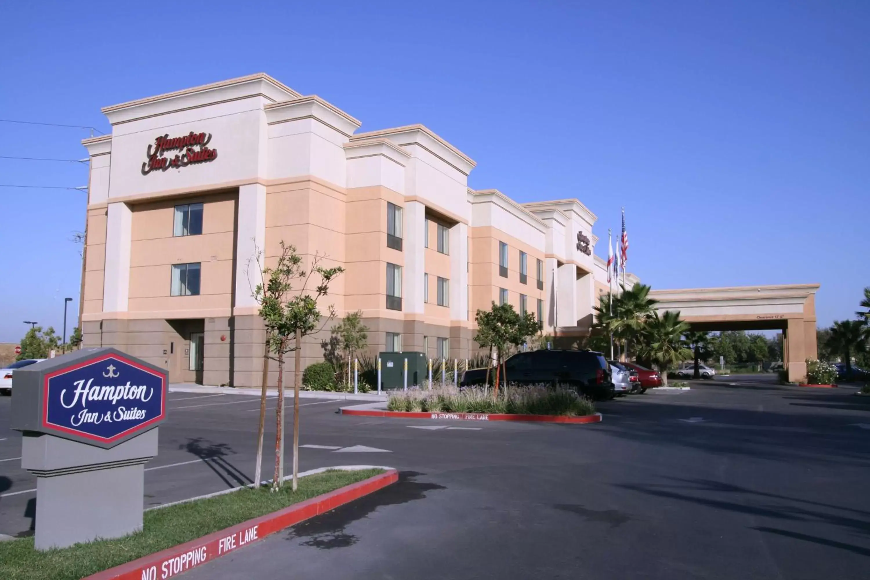 Property Building in Hampton Inn & Suites Lathrop