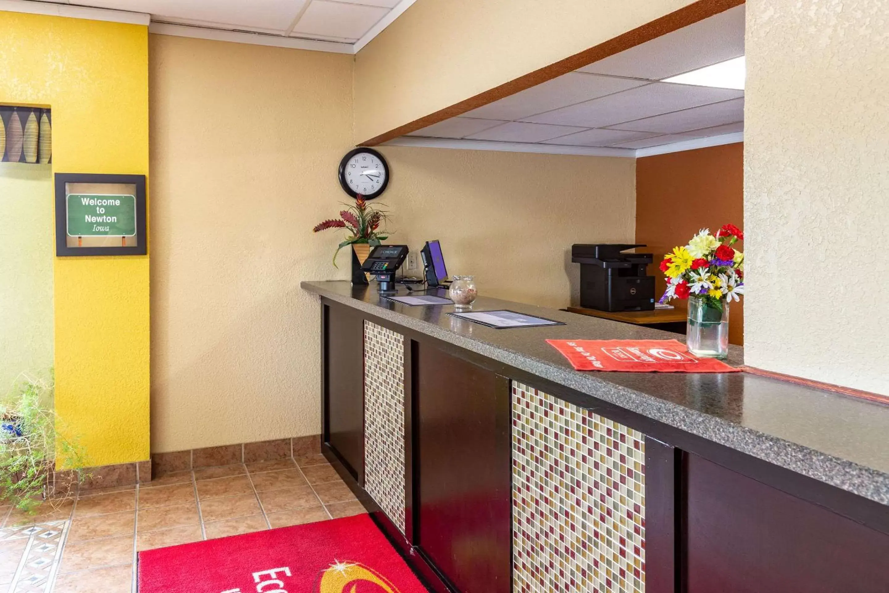 Lobby or reception, Kitchen/Kitchenette in Econo Lodge Inn & Suites Newton