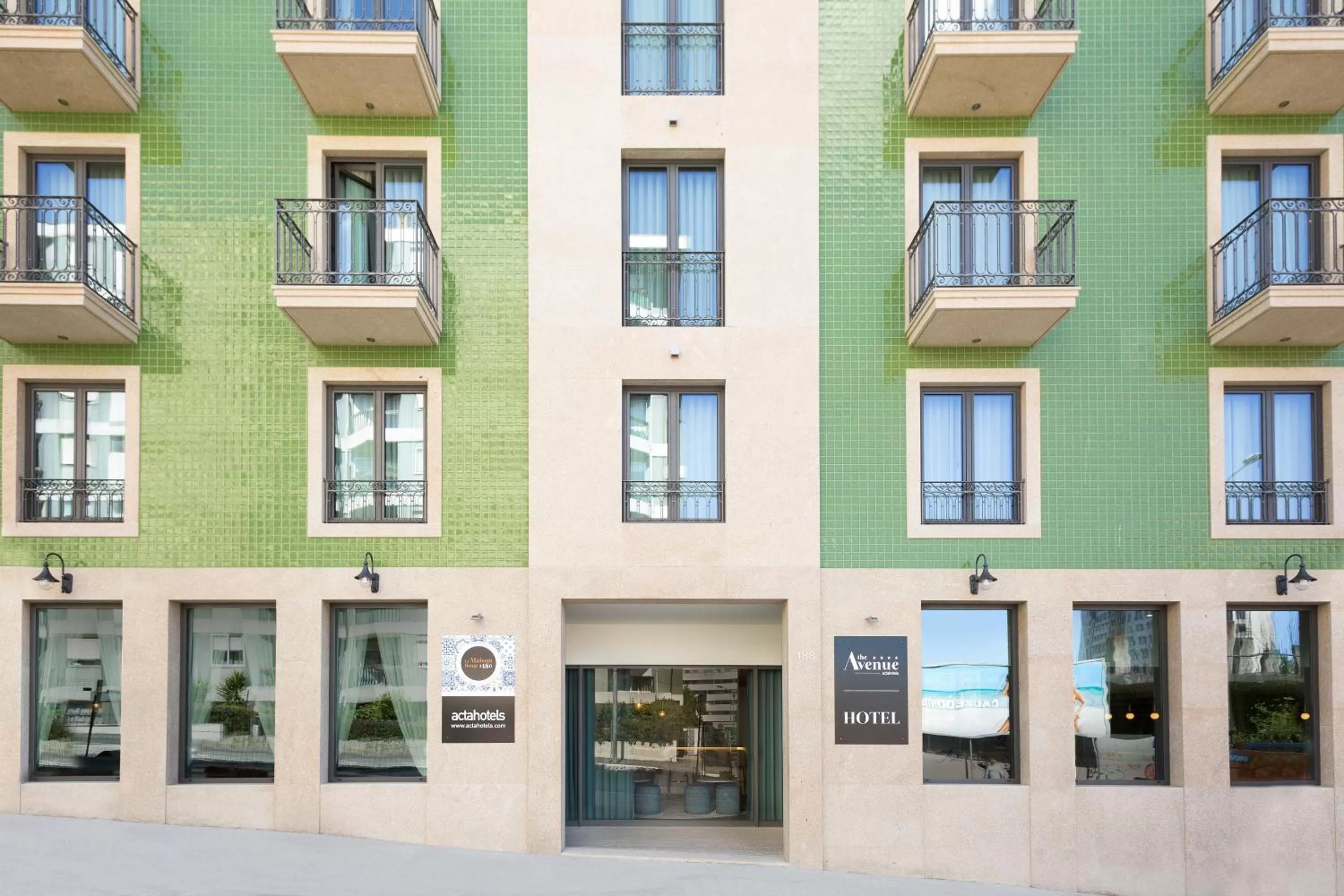 Property building in Acta The Avenue