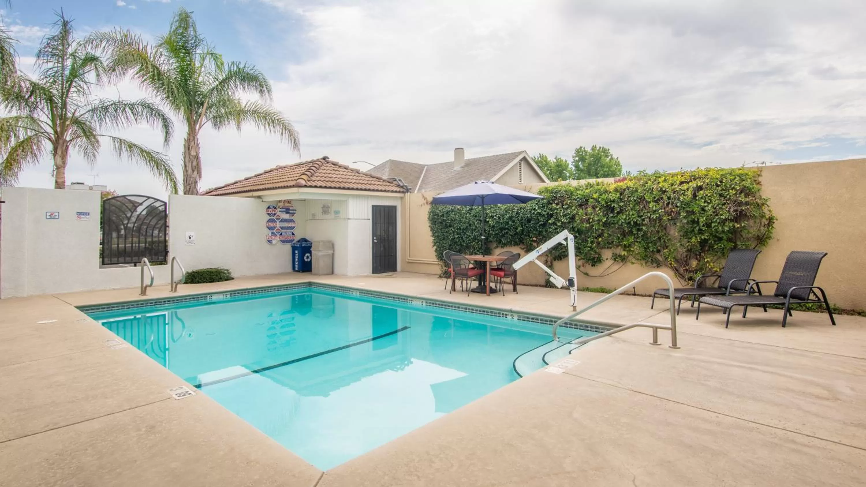 Swimming pool in Holiday Inn Express Oakdale by IHG
