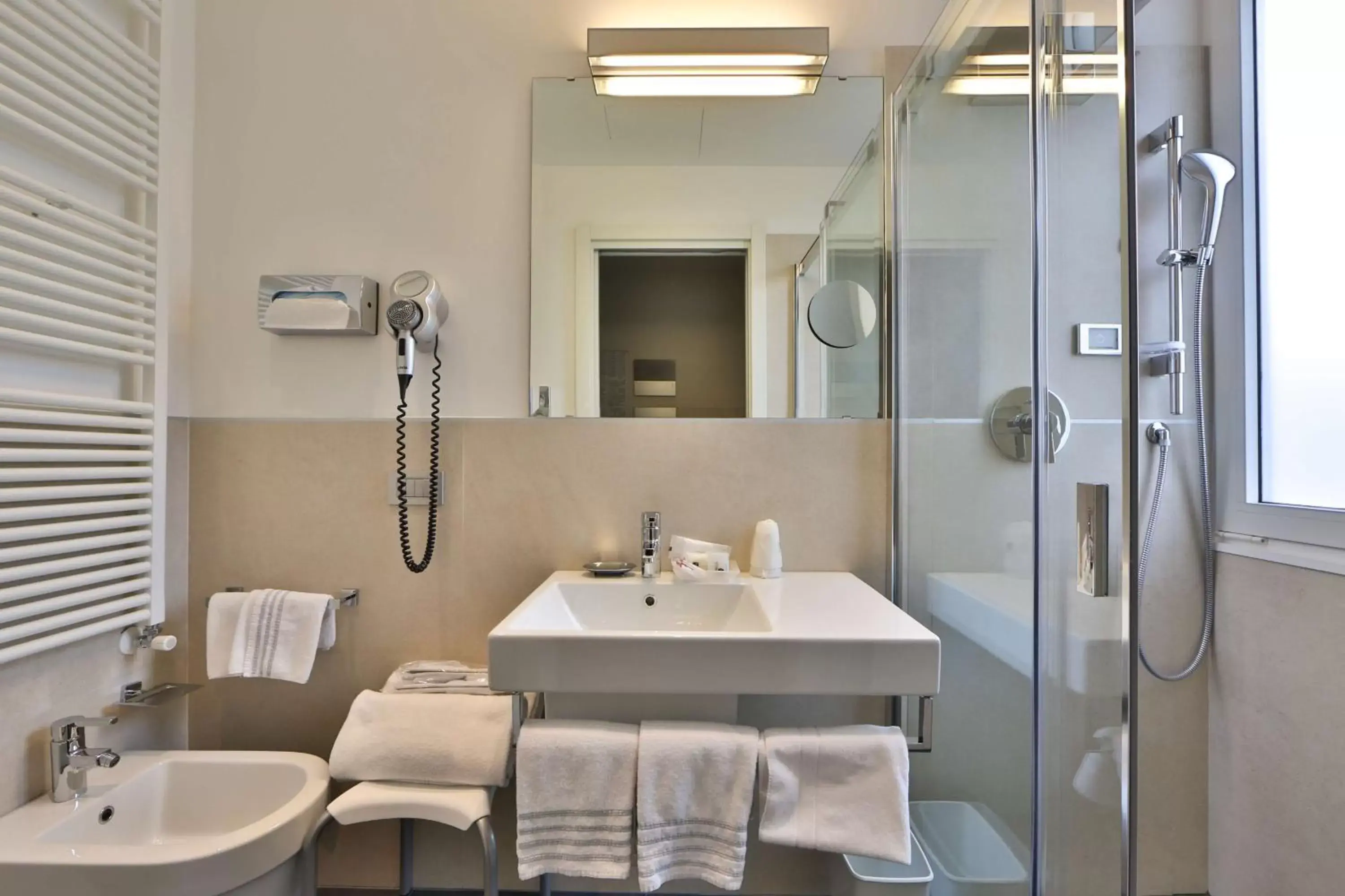 Shower, Bathroom in Best Western Plus Hotel De Capuleti