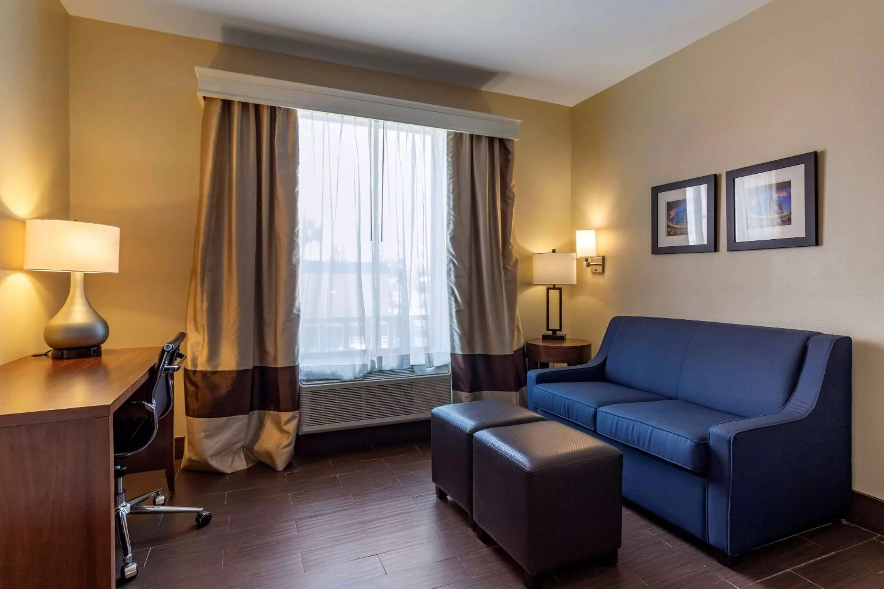 Bedroom in Comfort Suites Houston near Medical Center- NRG Stadium