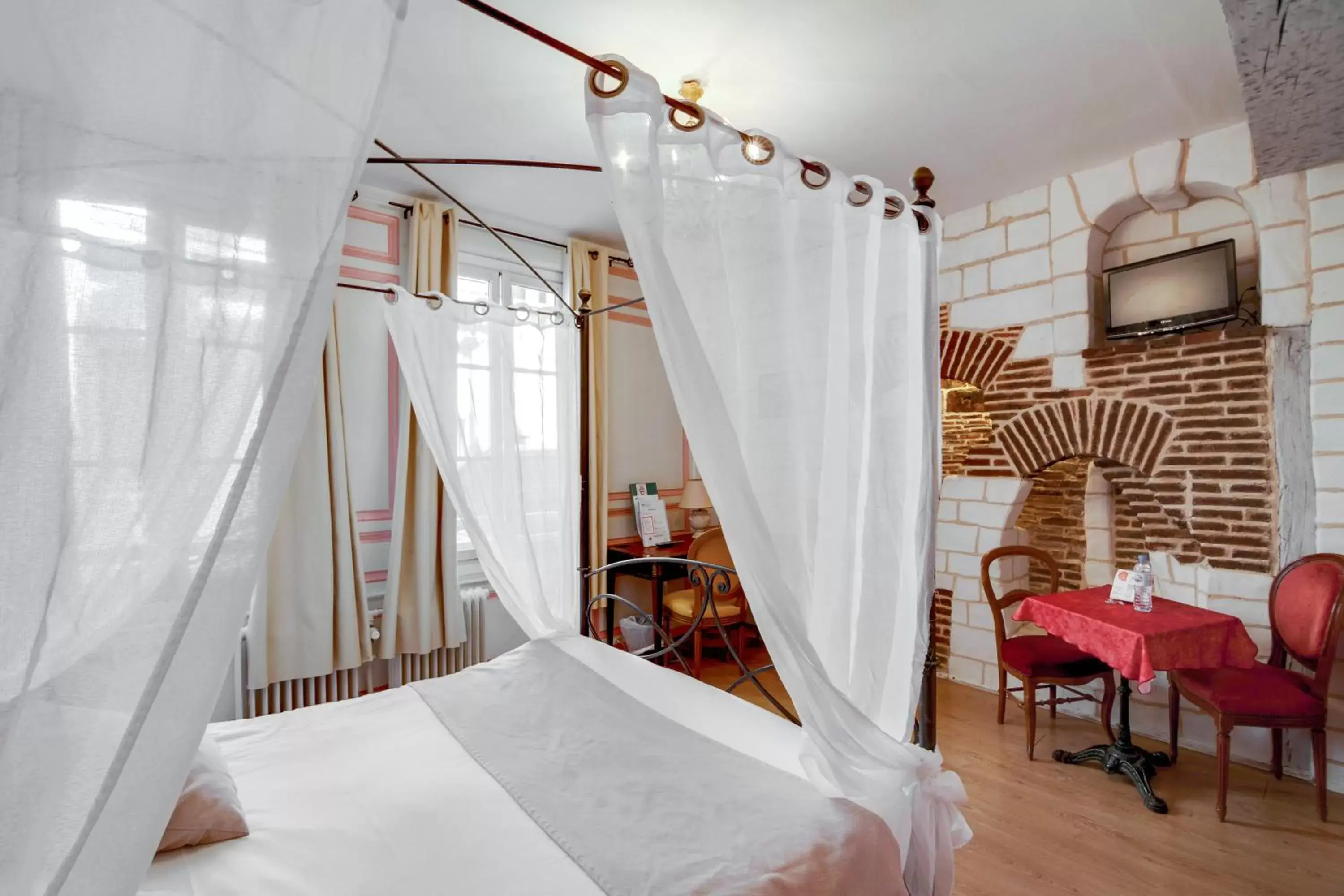 Bedroom, Bed in Brit Hotel Comtes De Champagne - Troyes Centre Historique