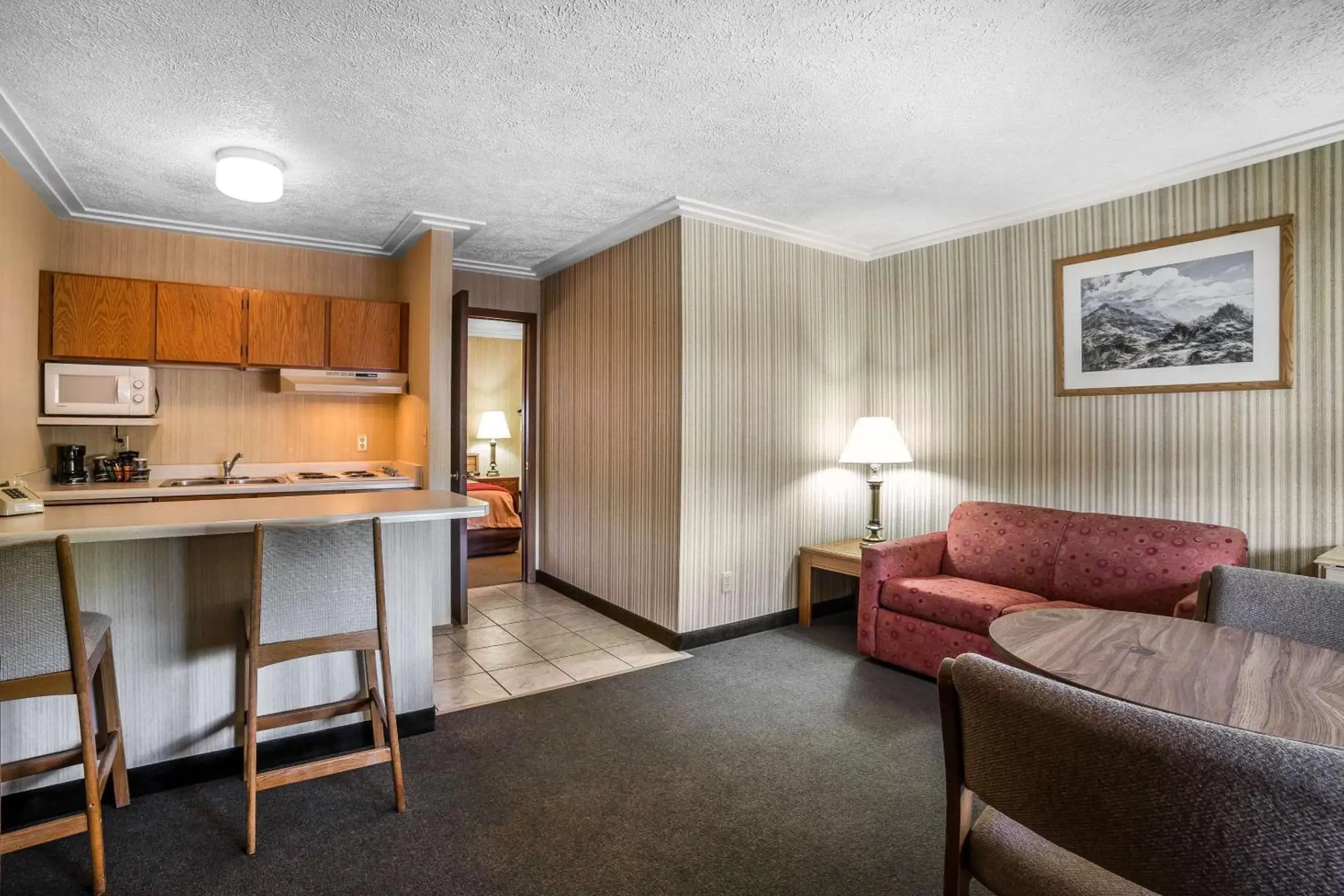 Photo of the whole room, Kitchen/Kitchenette in Rodeway Inn Pronghorn Lodge