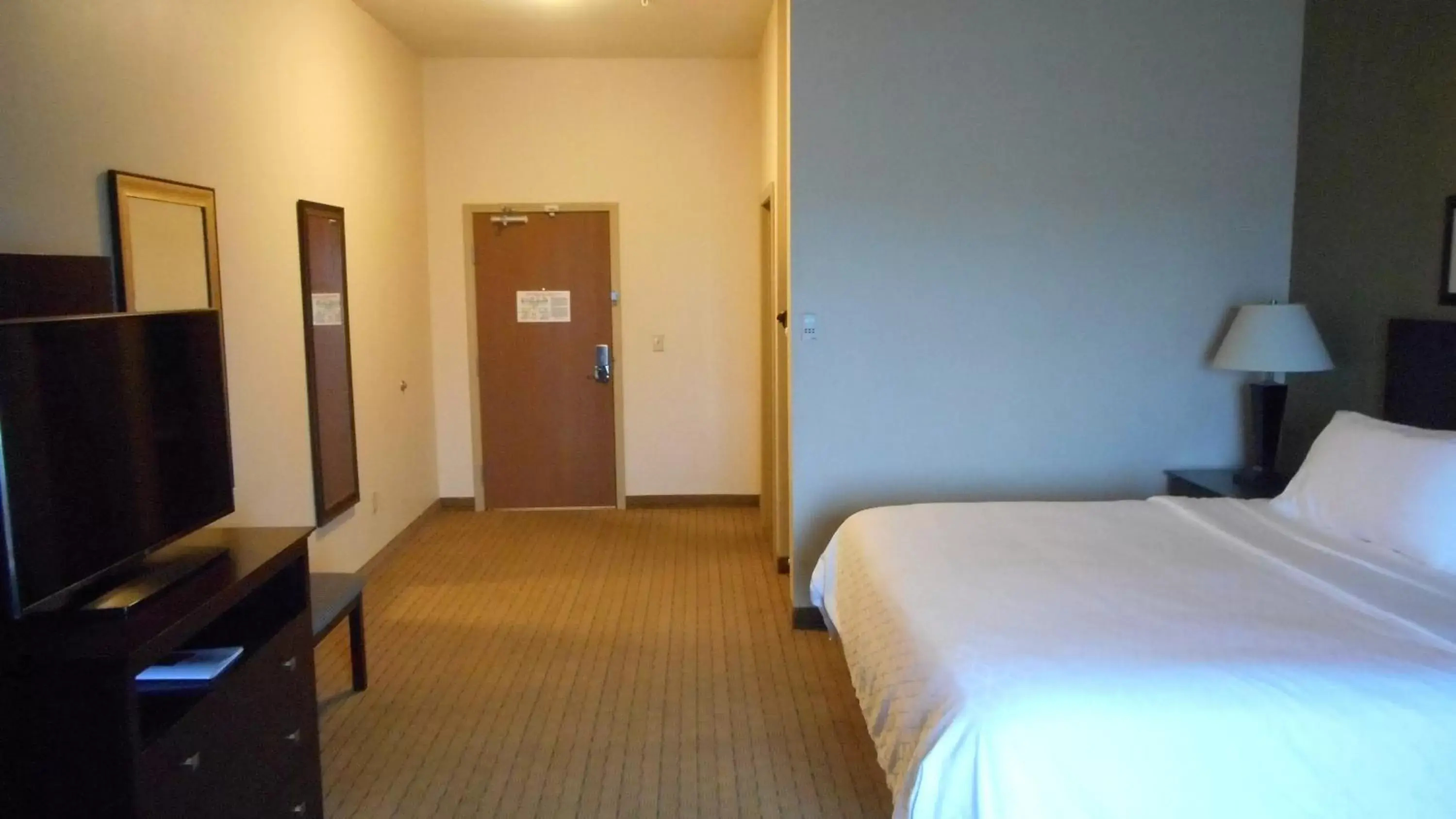 Photo of the whole room, Bed in Holiday Inn Express Washington Court House, an IHG Hotel