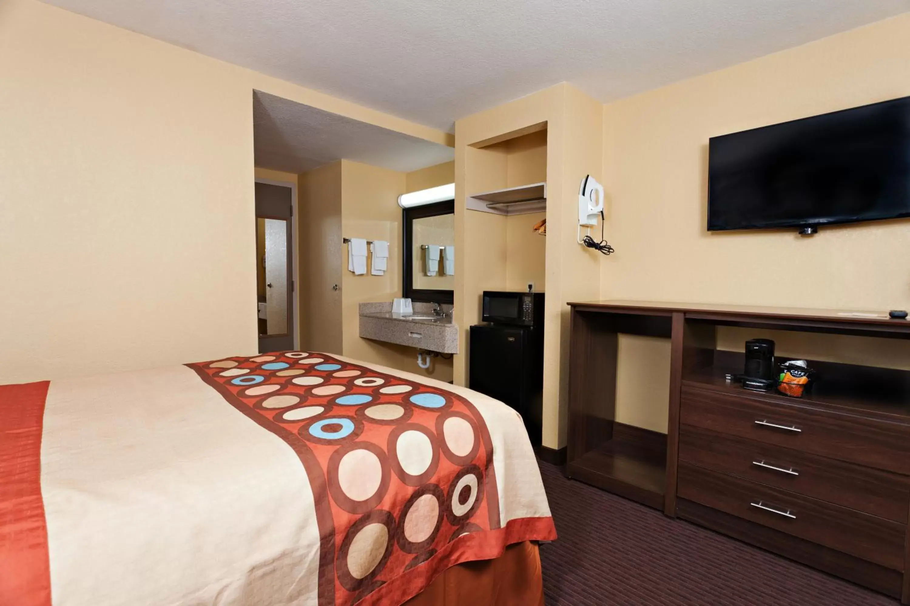 Bed in Super 8 by Wyndham Wichita Airport West Kellogg