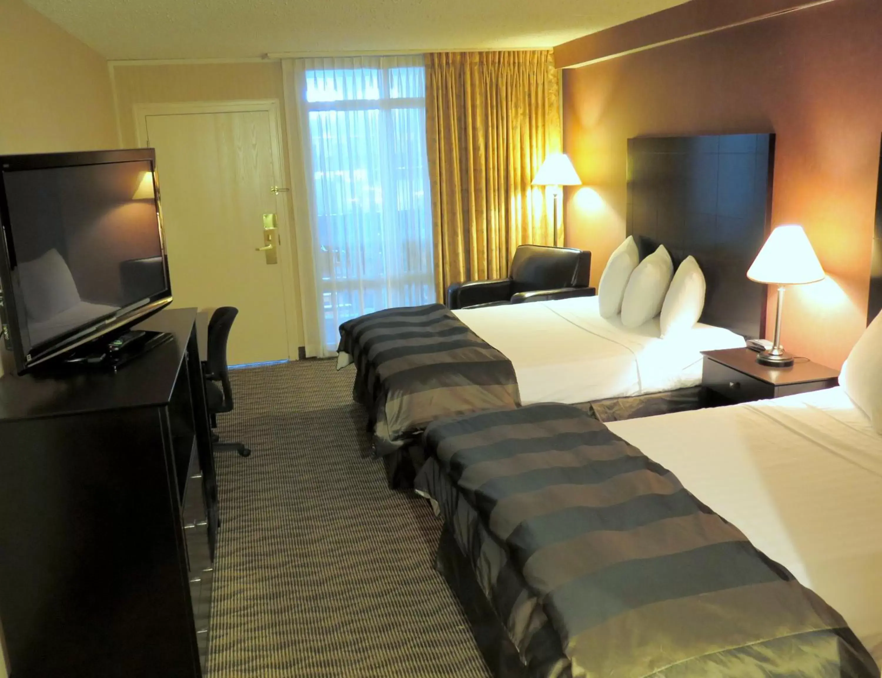 Photo of the whole room, Bed in Coast Nisku Inn & Conference Centre