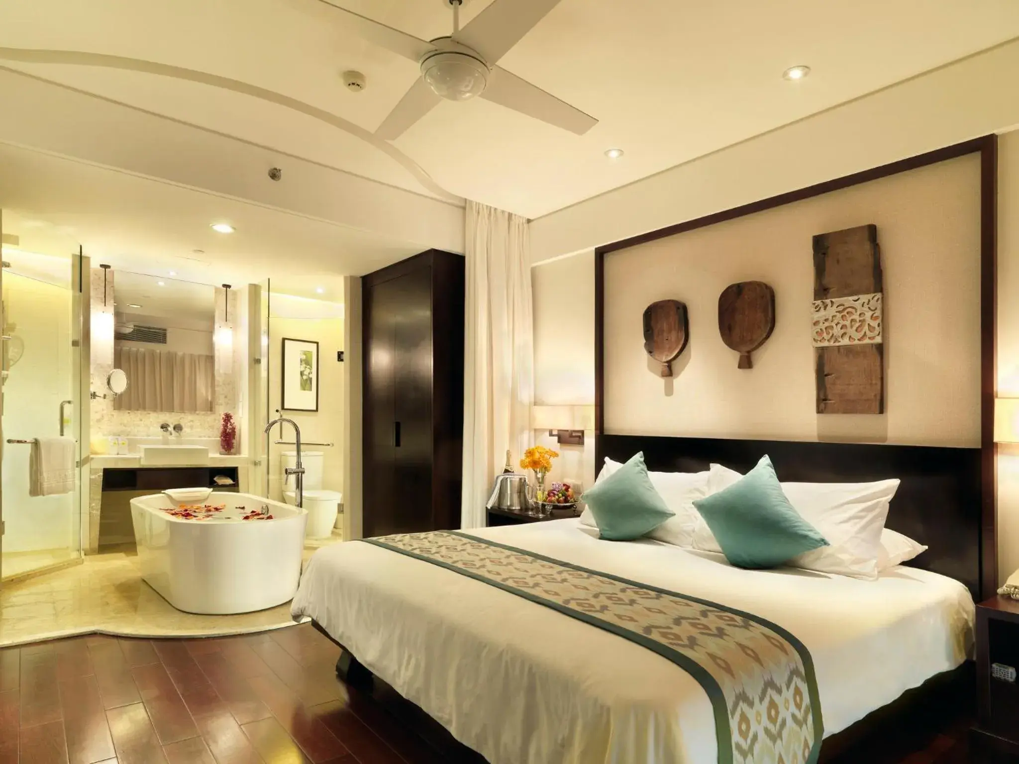 Bedroom, Bed in Howard Johnson Resort Sanya Bay