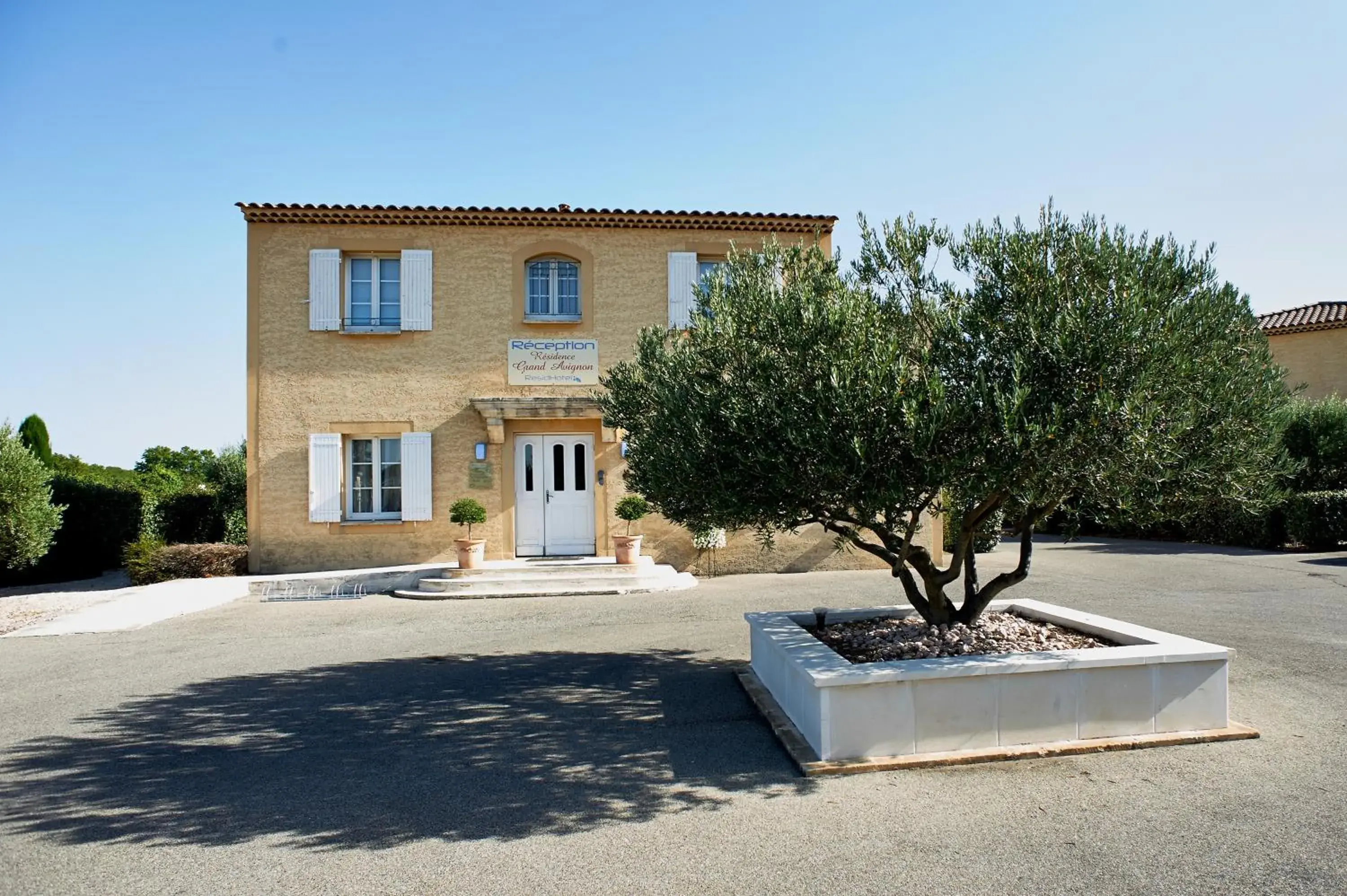 Facade/entrance, Property Building in Residhotel Golf Grand Avignon