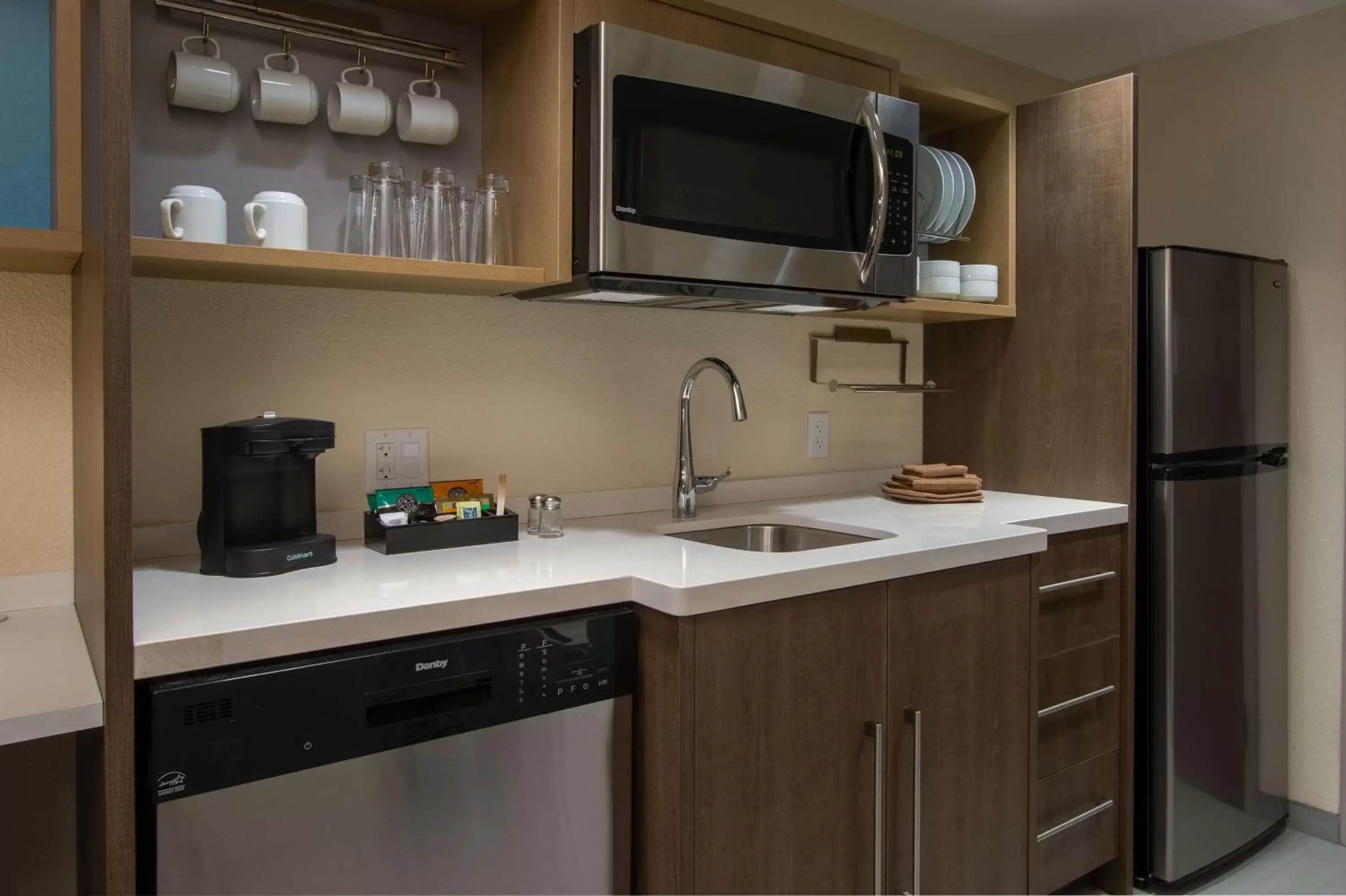 Kitchen or kitchenette, Kitchen/Kitchenette in Home2 Suites By Hilton Grove City Columbus