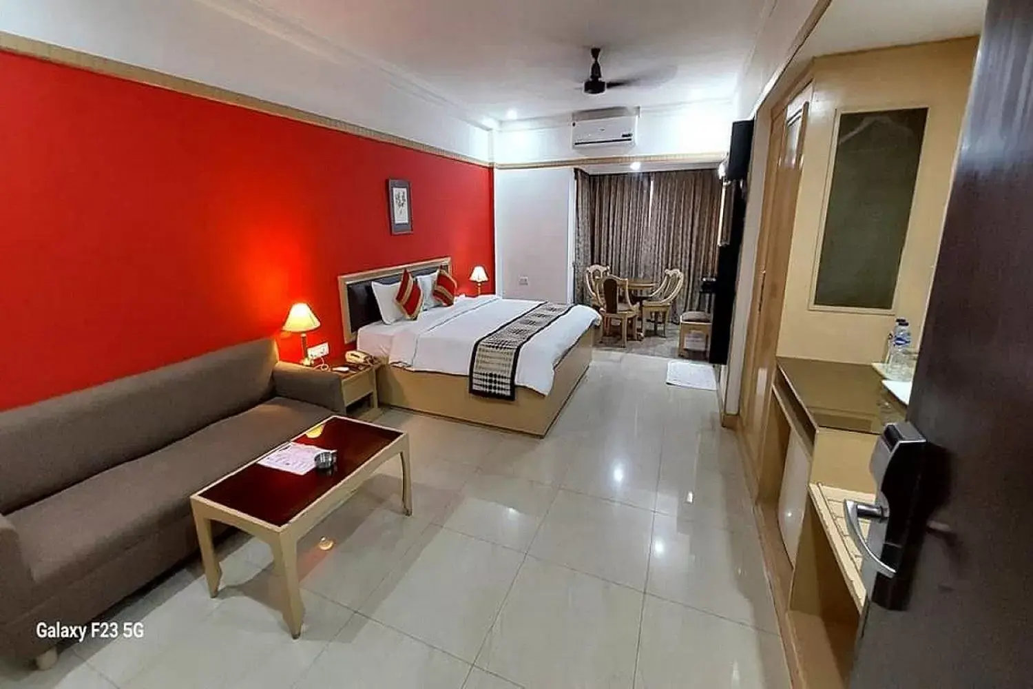 Bedroom, Seating Area in Lytton Hotel