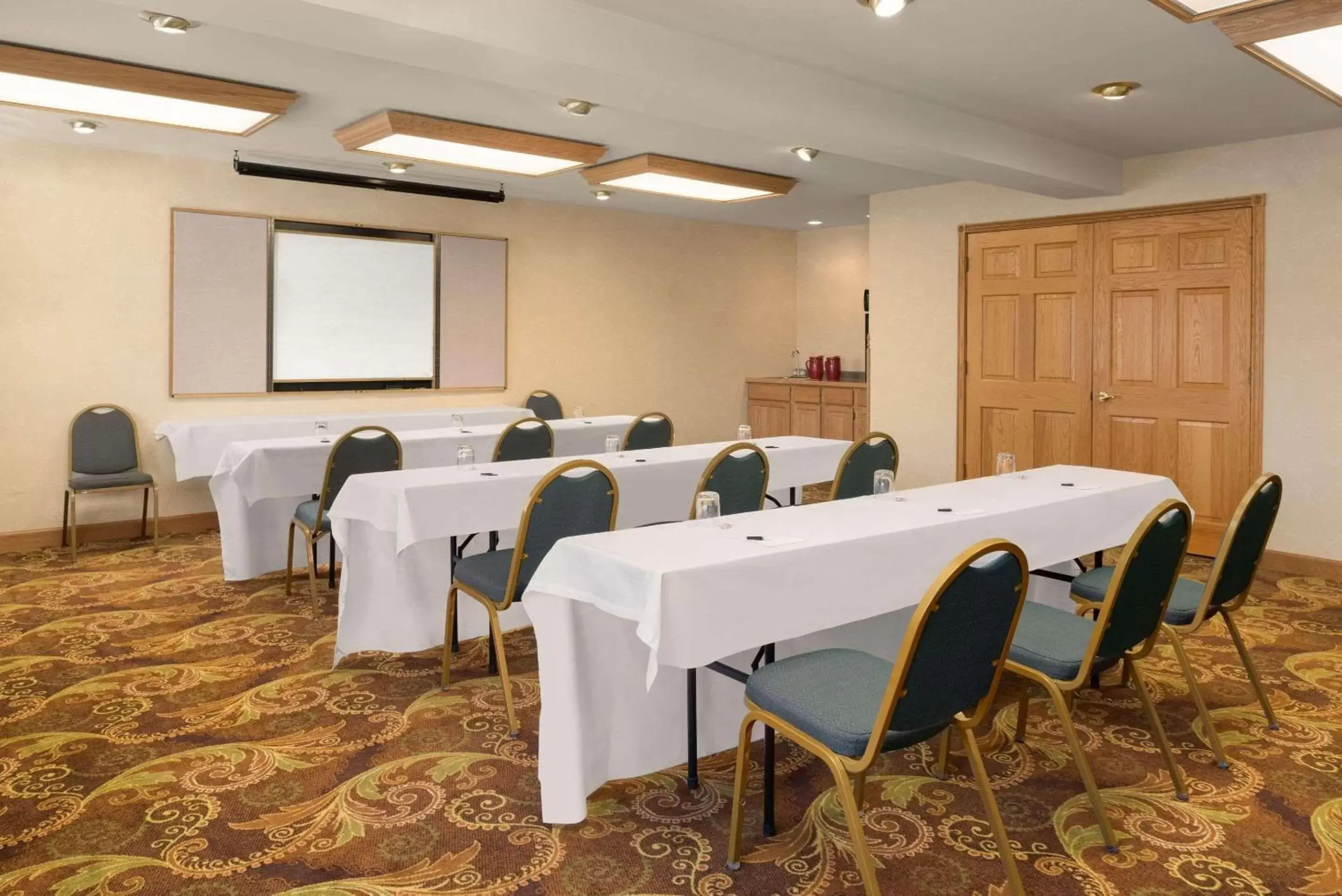 Meeting/conference room in Country Inn & Suites by Radisson, Milwaukee Airport, WI