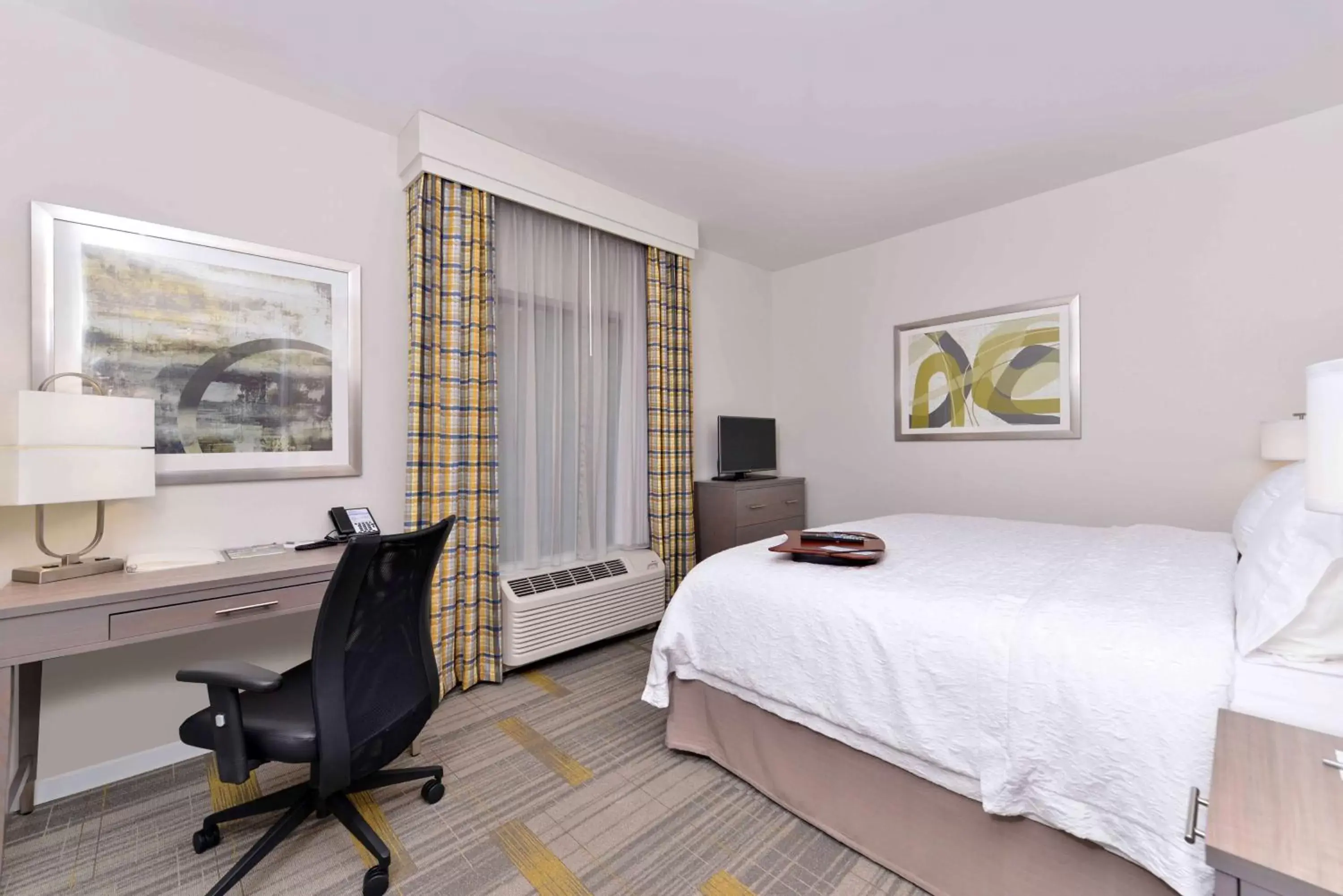 Bed in Hampton Inn & Suites Shelby, North Carolina