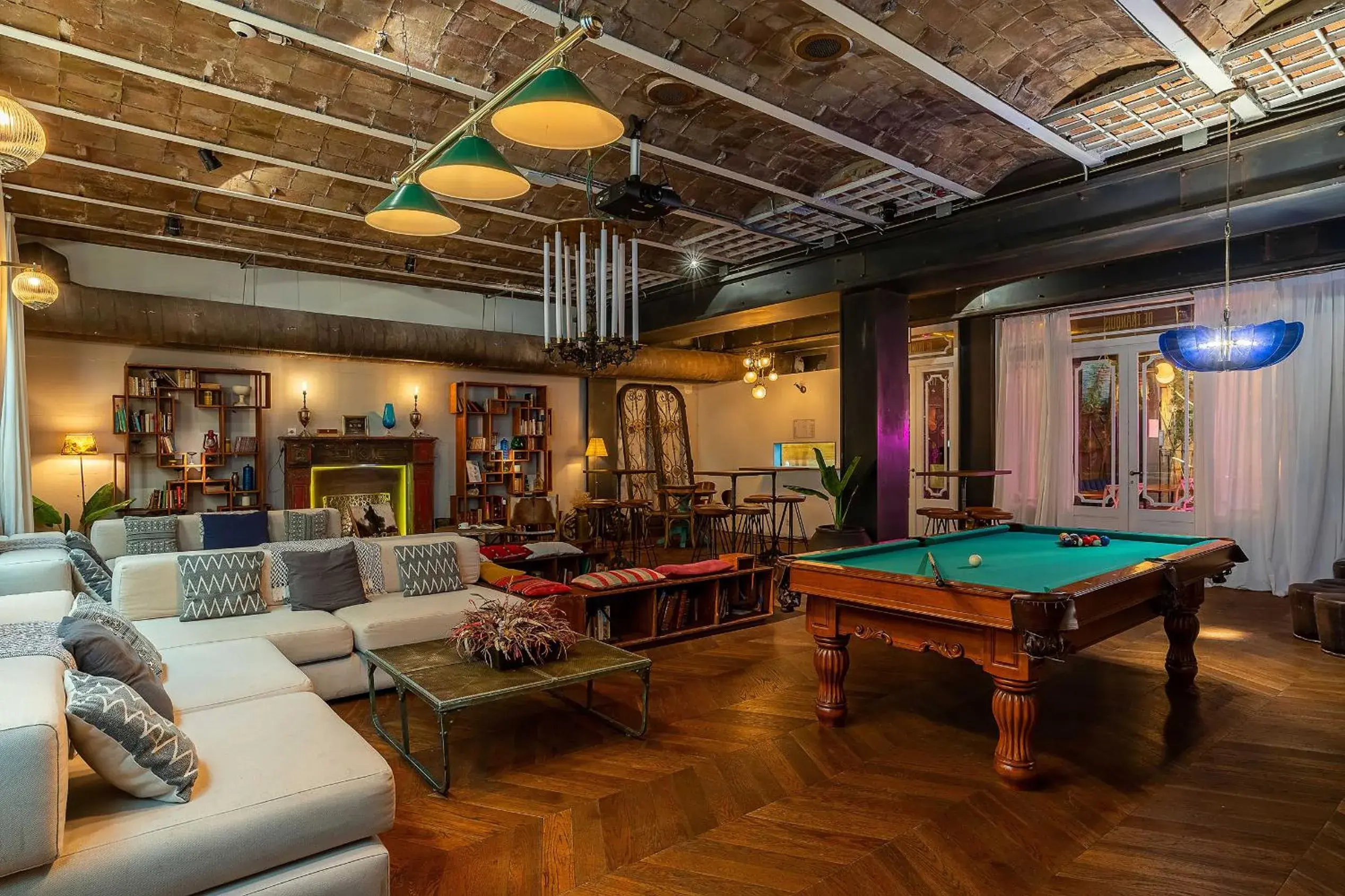 Communal lounge/ TV room, Billiards in Casa Gracia Barcelona Hostel