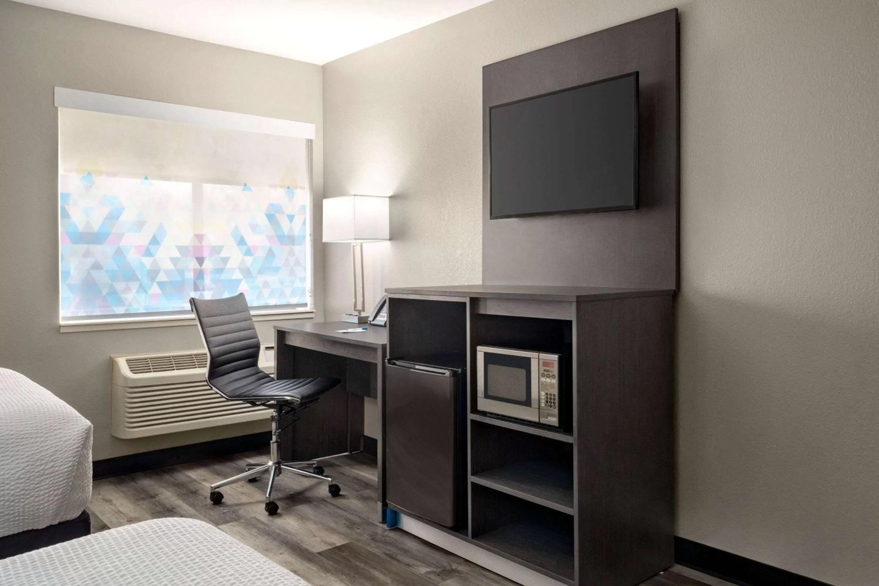 Photo of the whole room, Bed in La Quinta by Wyndham Chicago Tinley Park