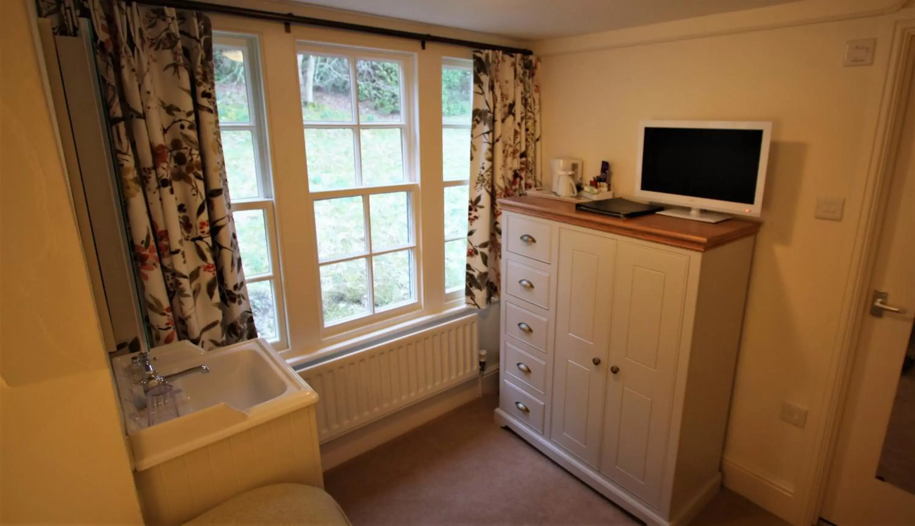 Bedroom, TV/Entertainment Center in Ravenstone Manor