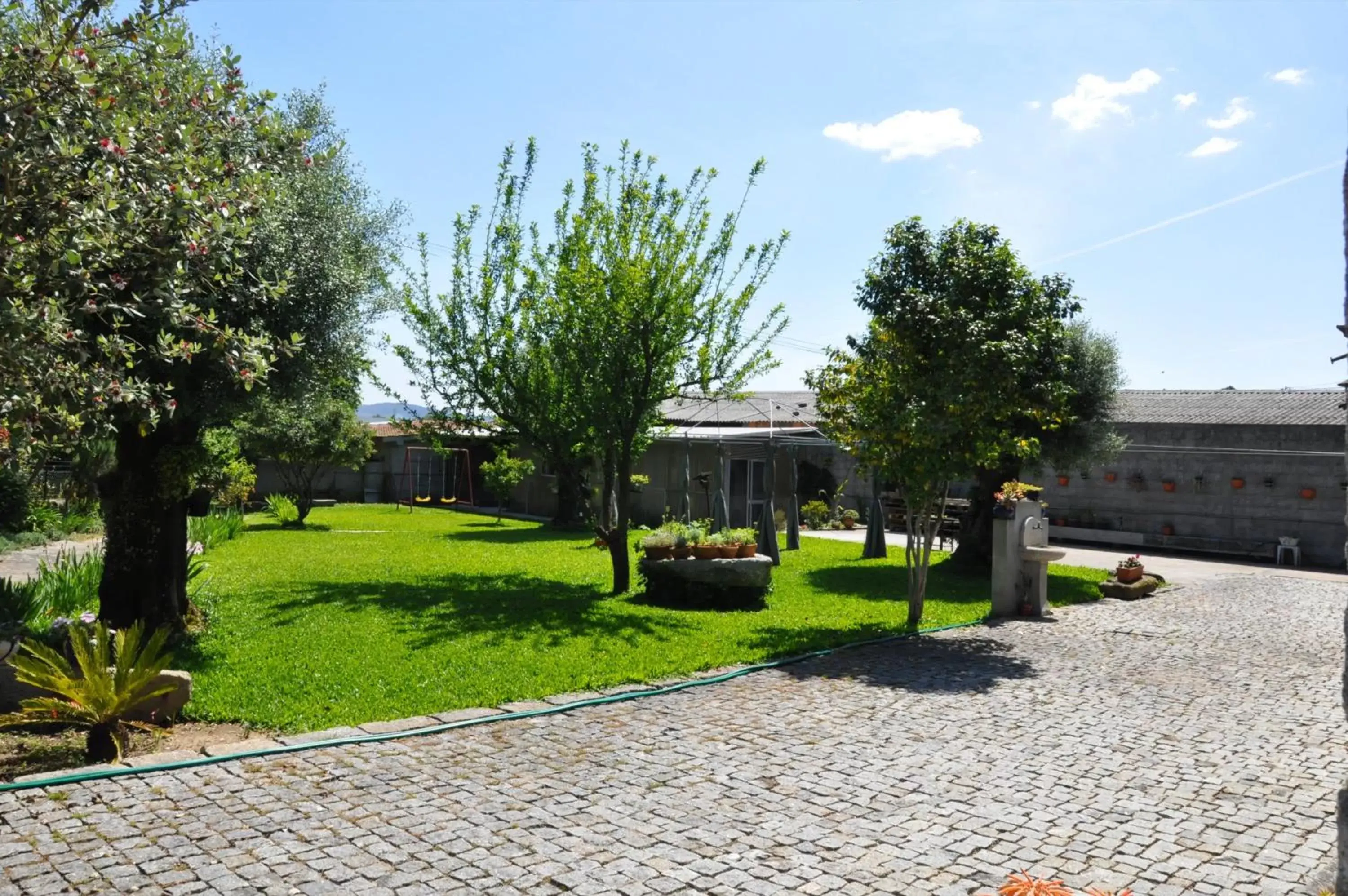 Property building, Garden in Quintinha d´Avó