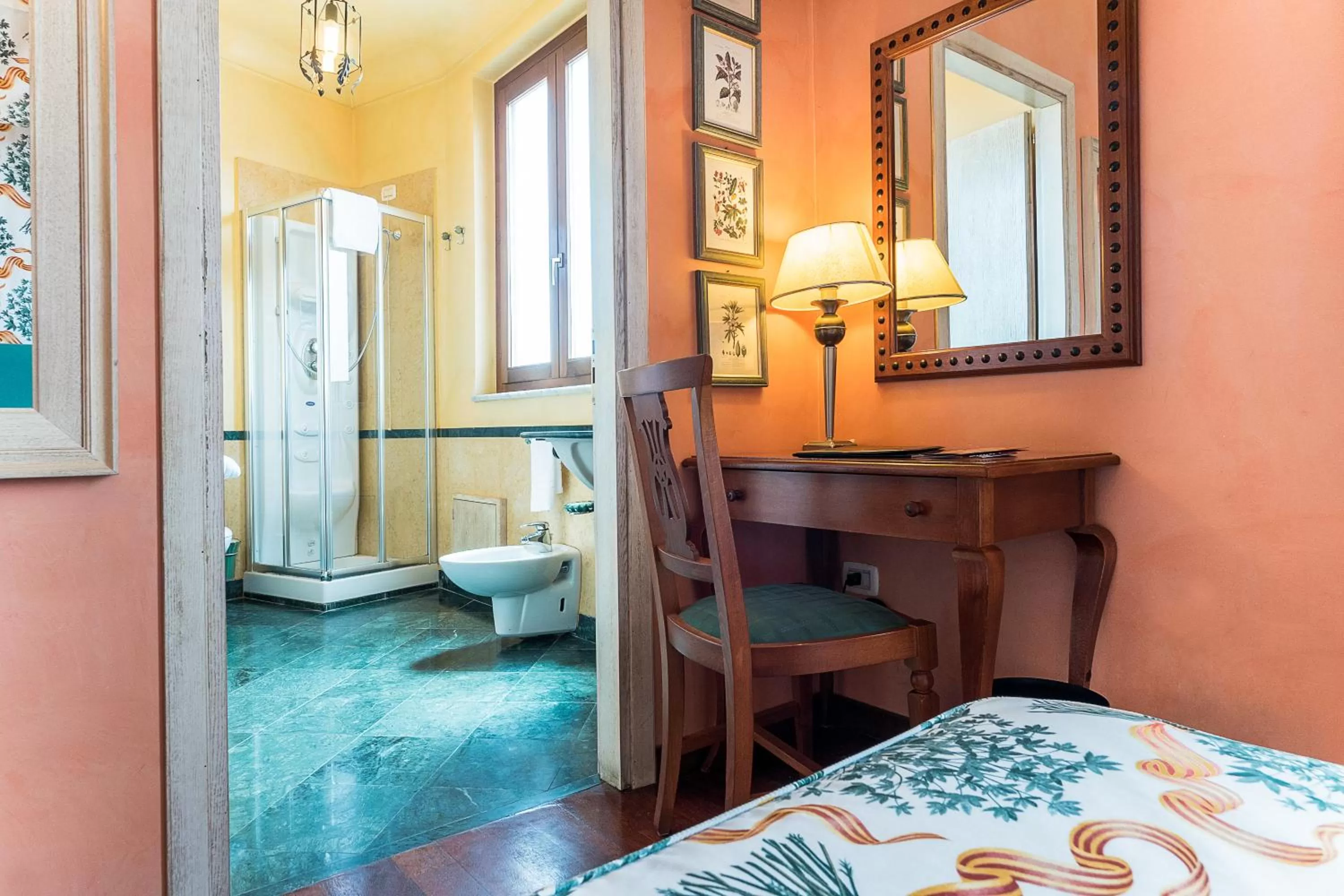 Bathroom, Bed in Hotel Vecchio Borgo