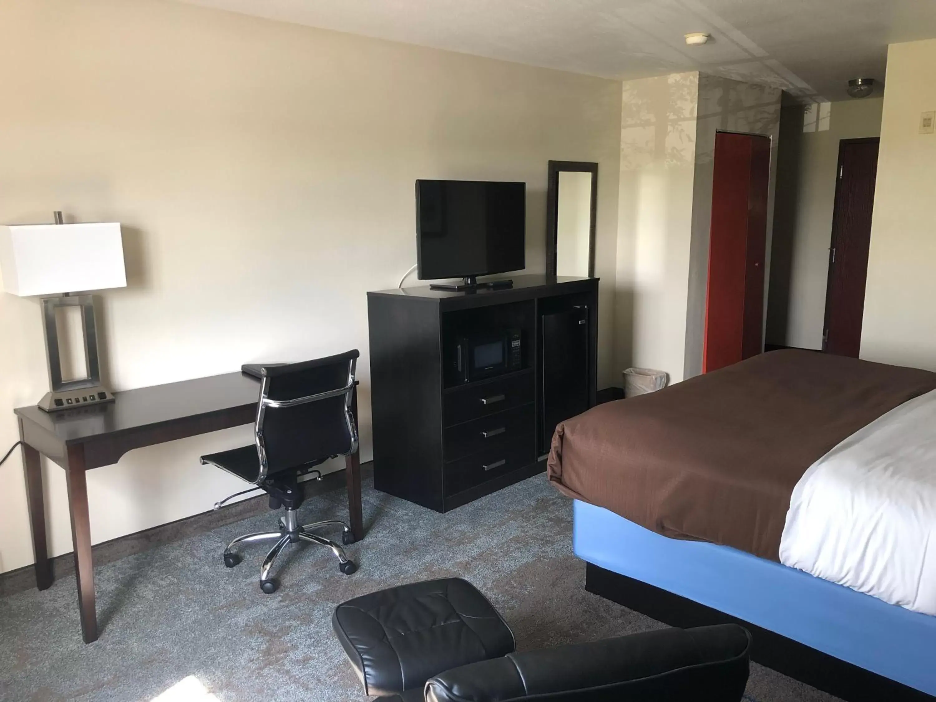 Guests, TV/Entertainment Center in AmericInn by Wyndham Maquoketa